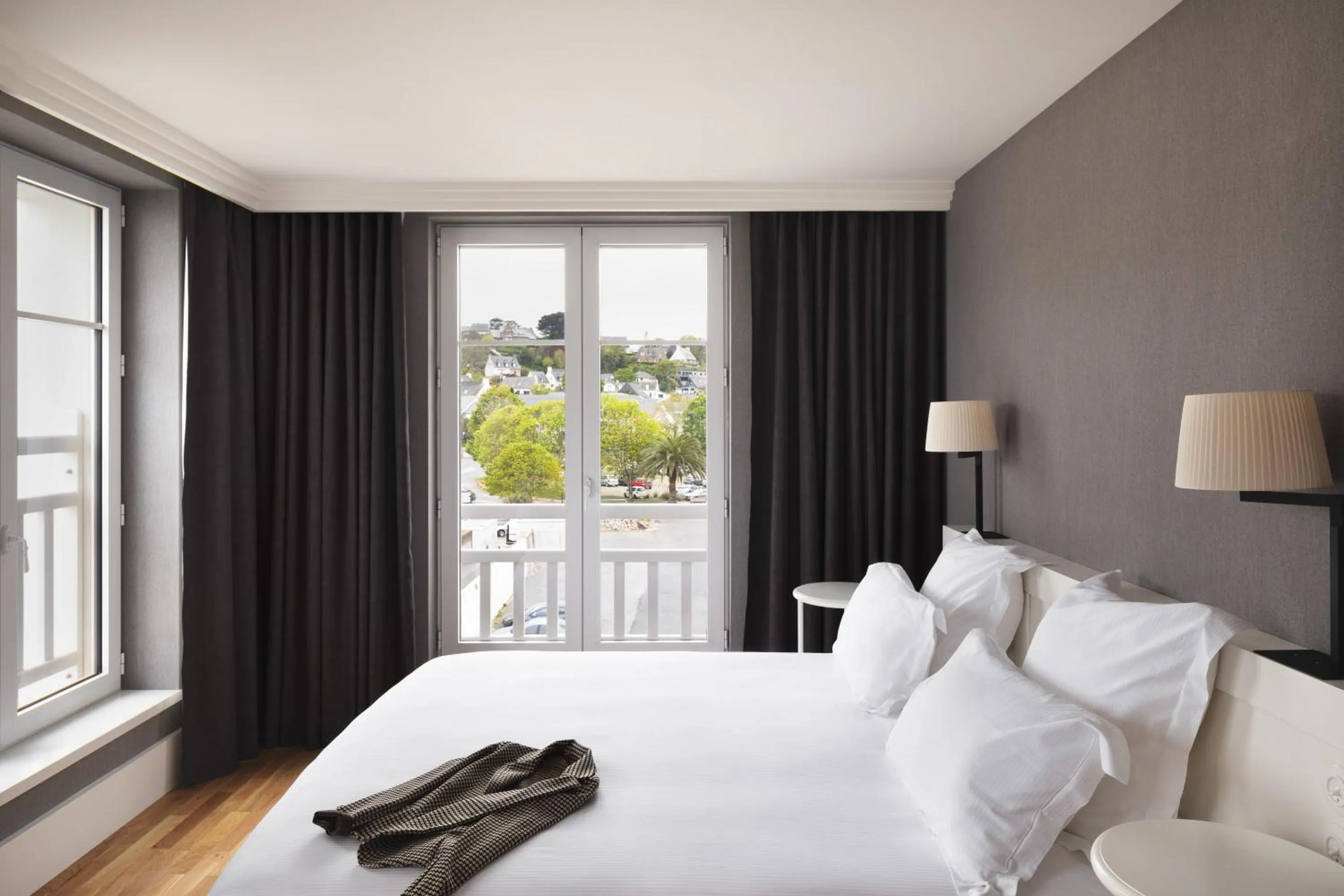 Bedroom, Bed in Grand Hôtel Perros-Guirec