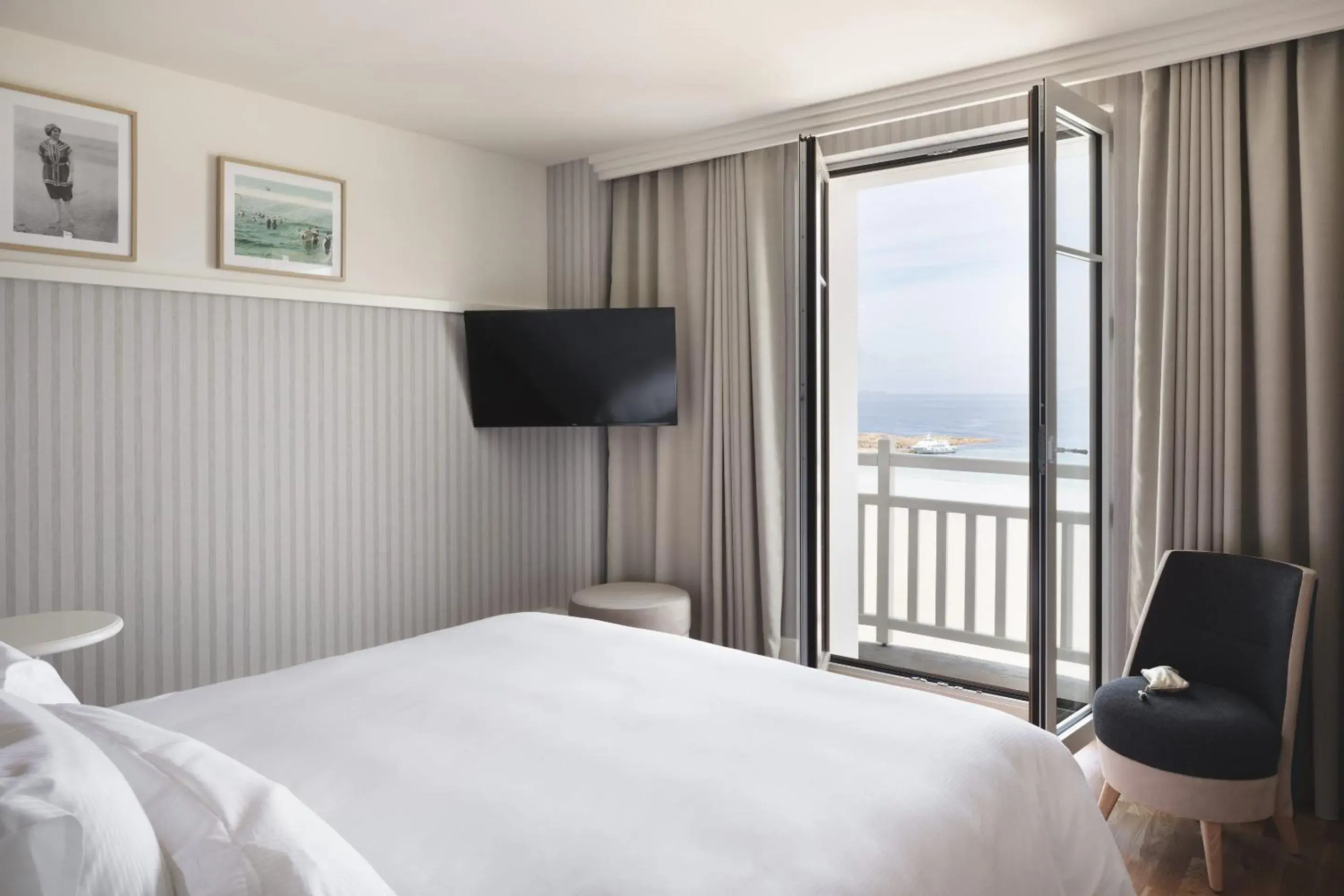 Superior Double Room with Sea View and Balcony in Grand Hôtel Perros-Guirec Superior Double Room with Sea View and Balcony in Grand Hôtel Perros-Guirec