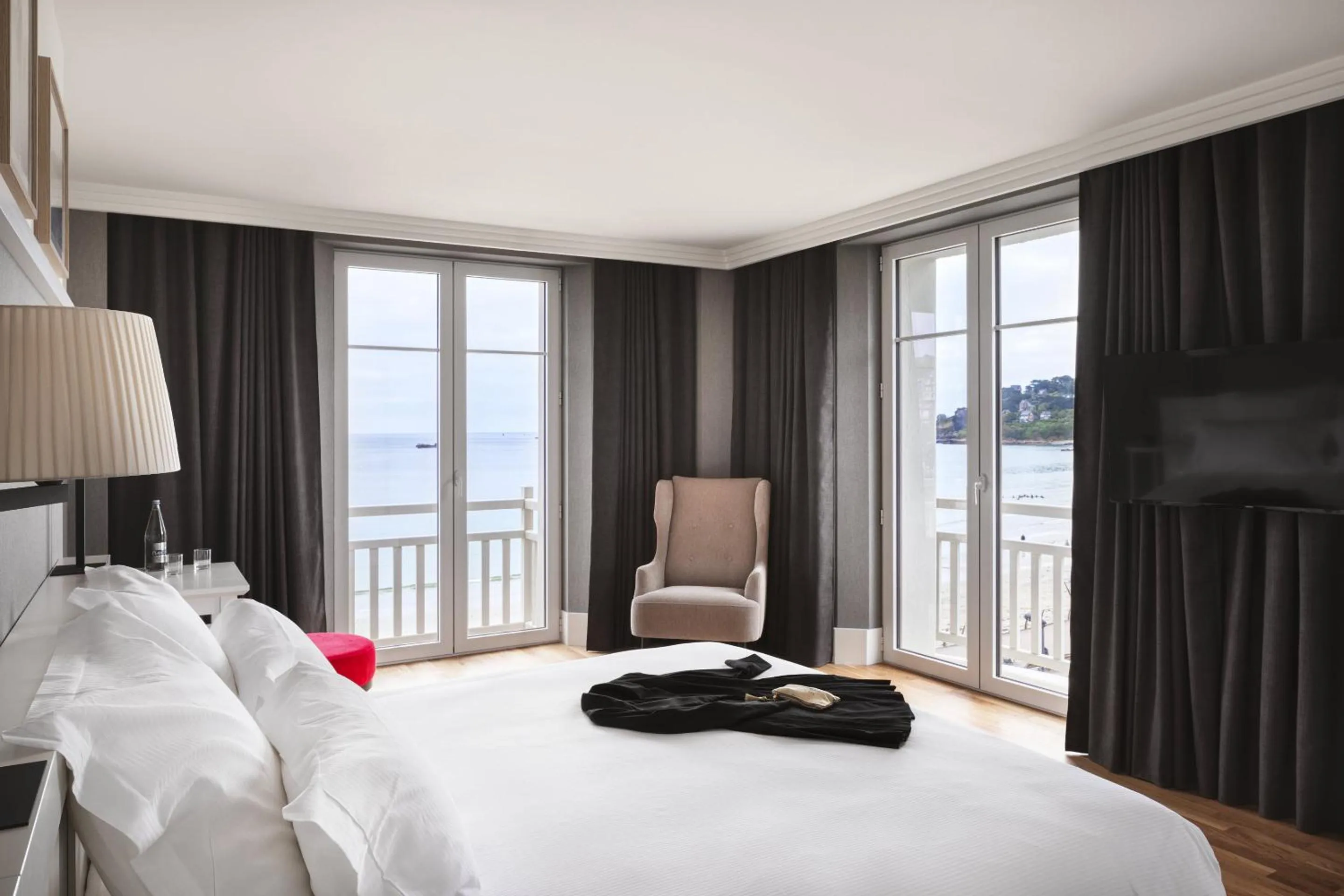 Photo of the whole room, Bed in Grand Hôtel Perros-Guirec