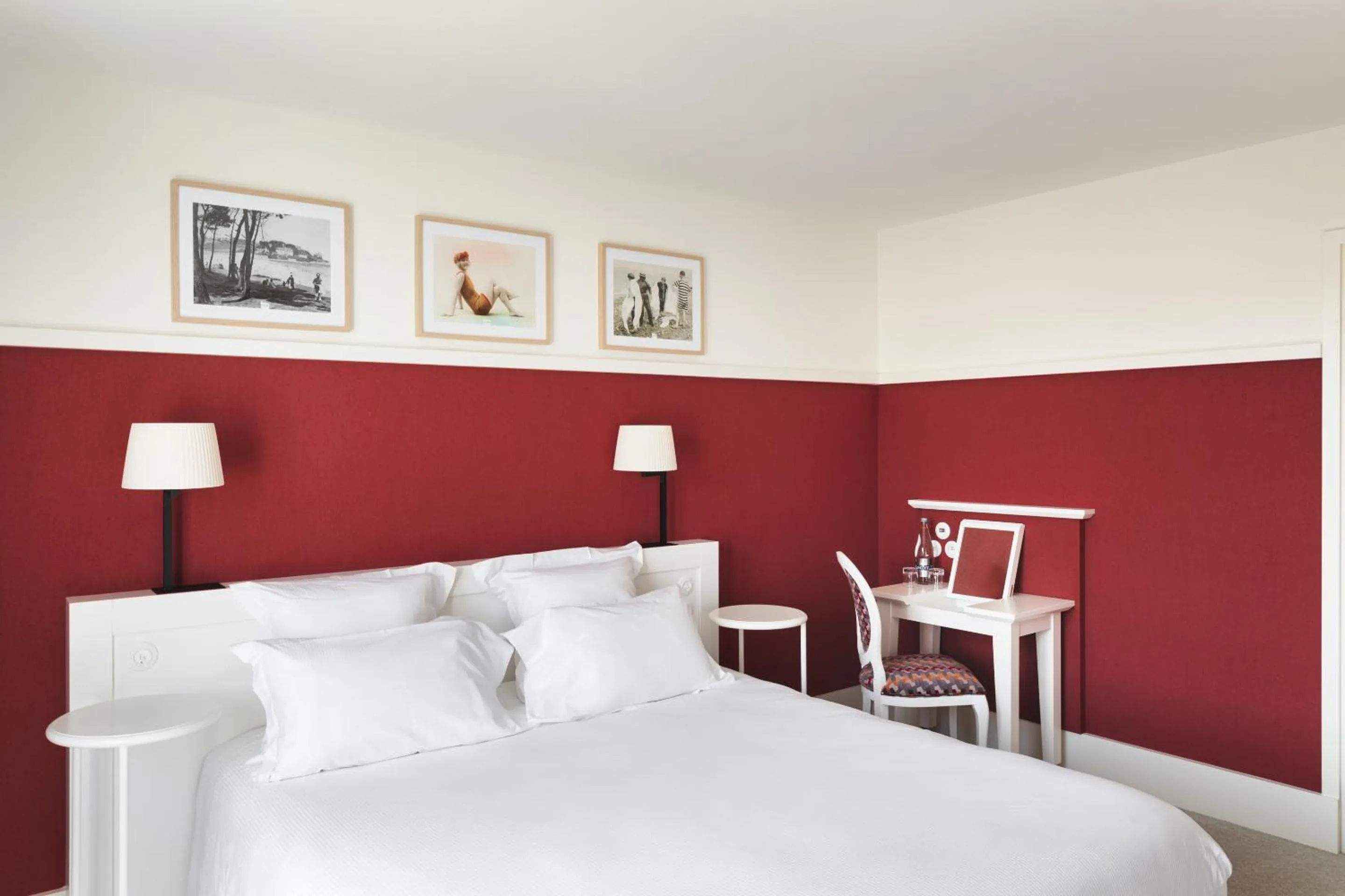 Photo of the whole room, Bed in Grand Hôtel Perros-Guirec