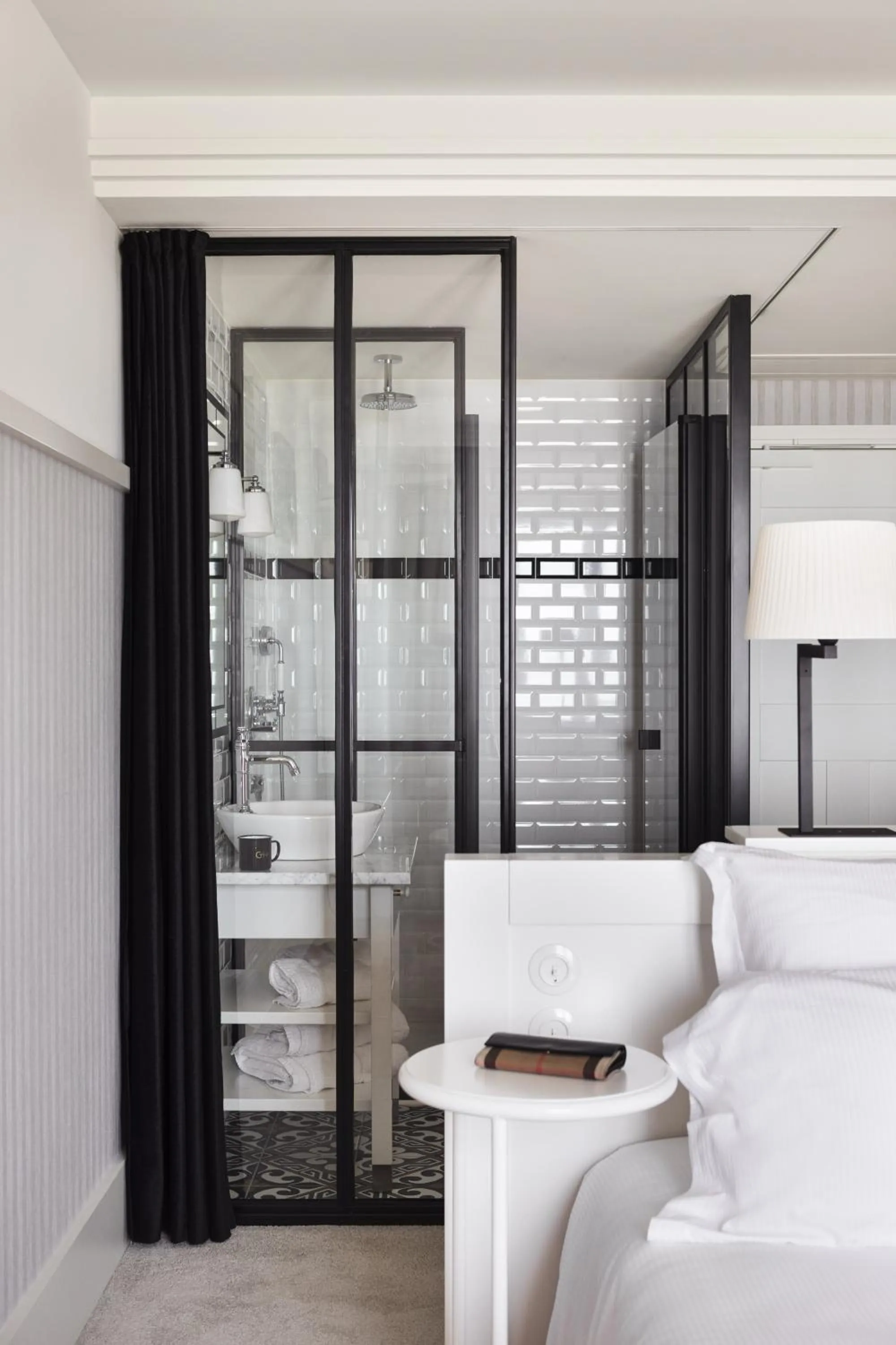 Bathroom, Bed in Grand Hôtel Perros-Guirec