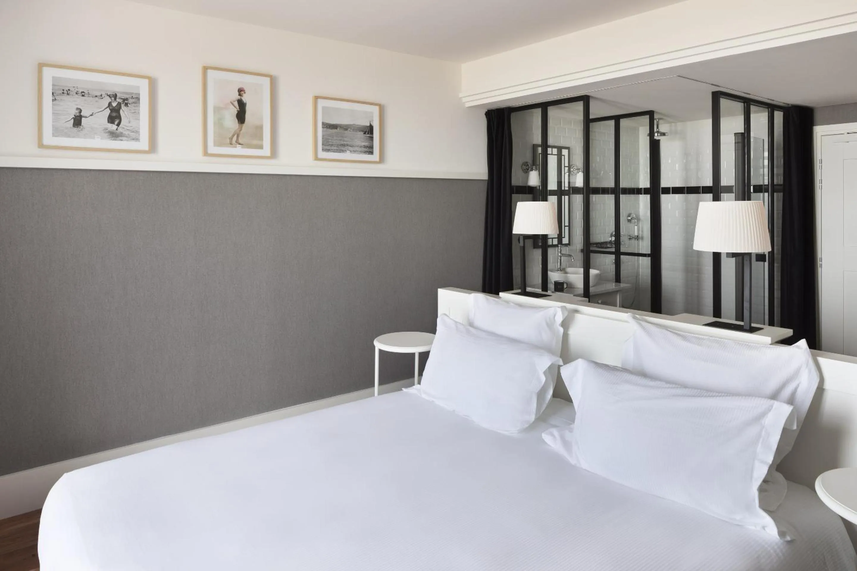 Photo of the whole room, Bed in Grand Hôtel Perros-Guirec