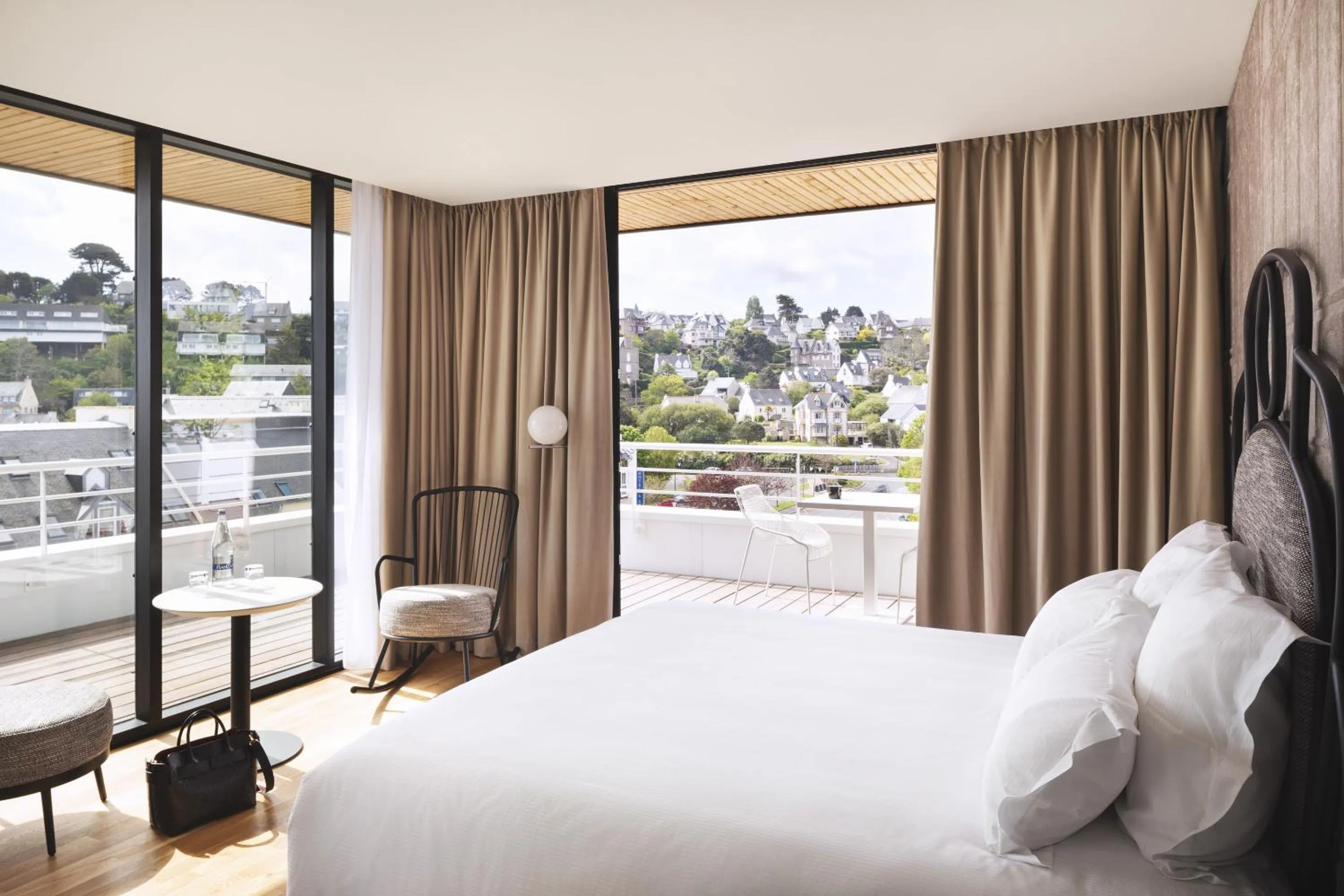 Photo of the whole room, Bed in Grand Hôtel Perros-Guirec