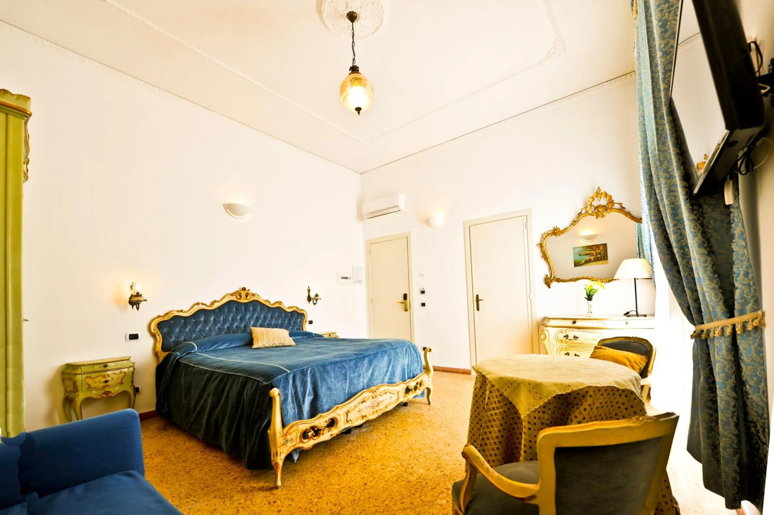 Photo of the whole room, Bed in Residenza Sole Amalfi