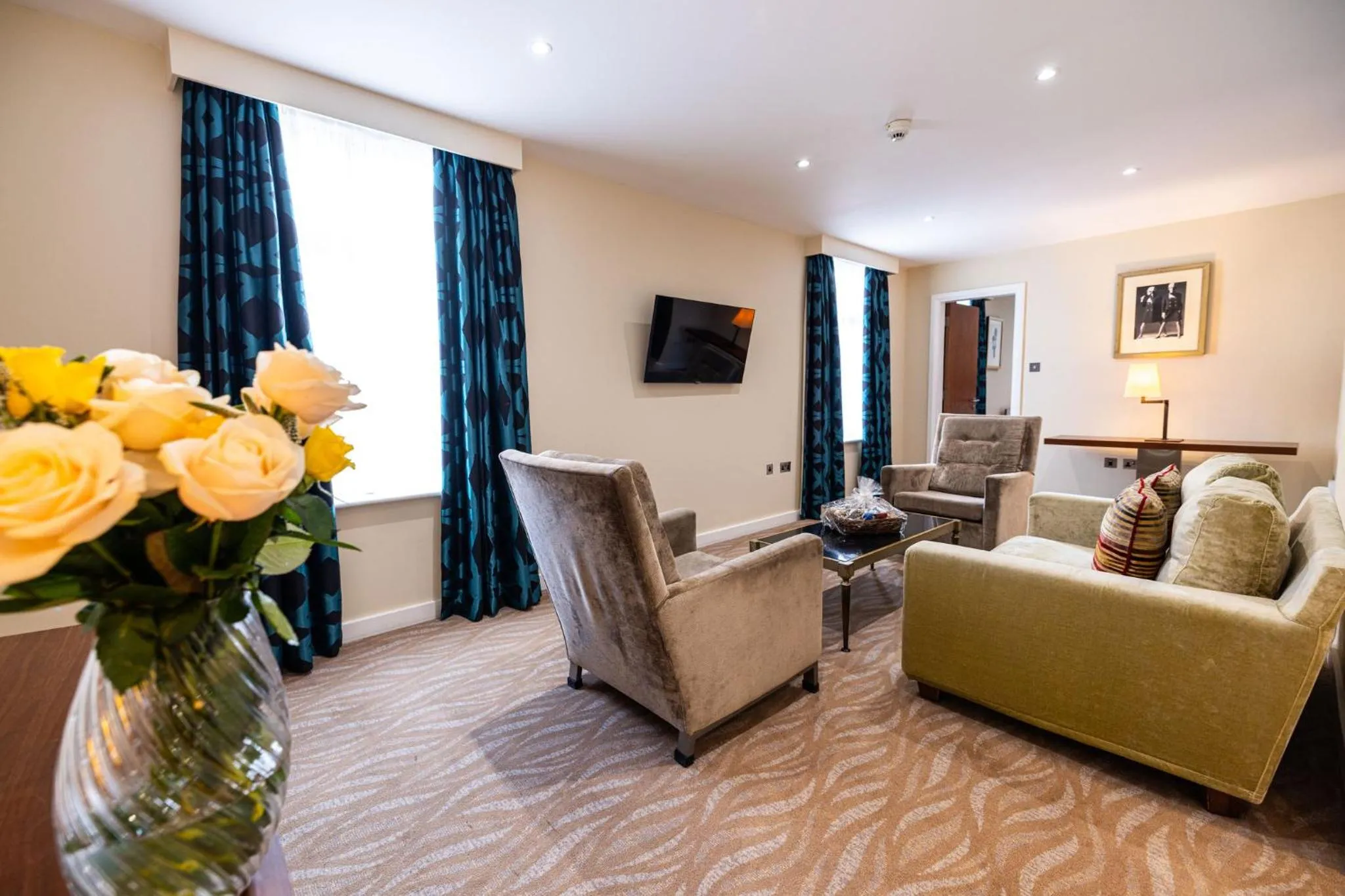 Photo of the whole room in Holiday Inn London Kensington High St. by IHG