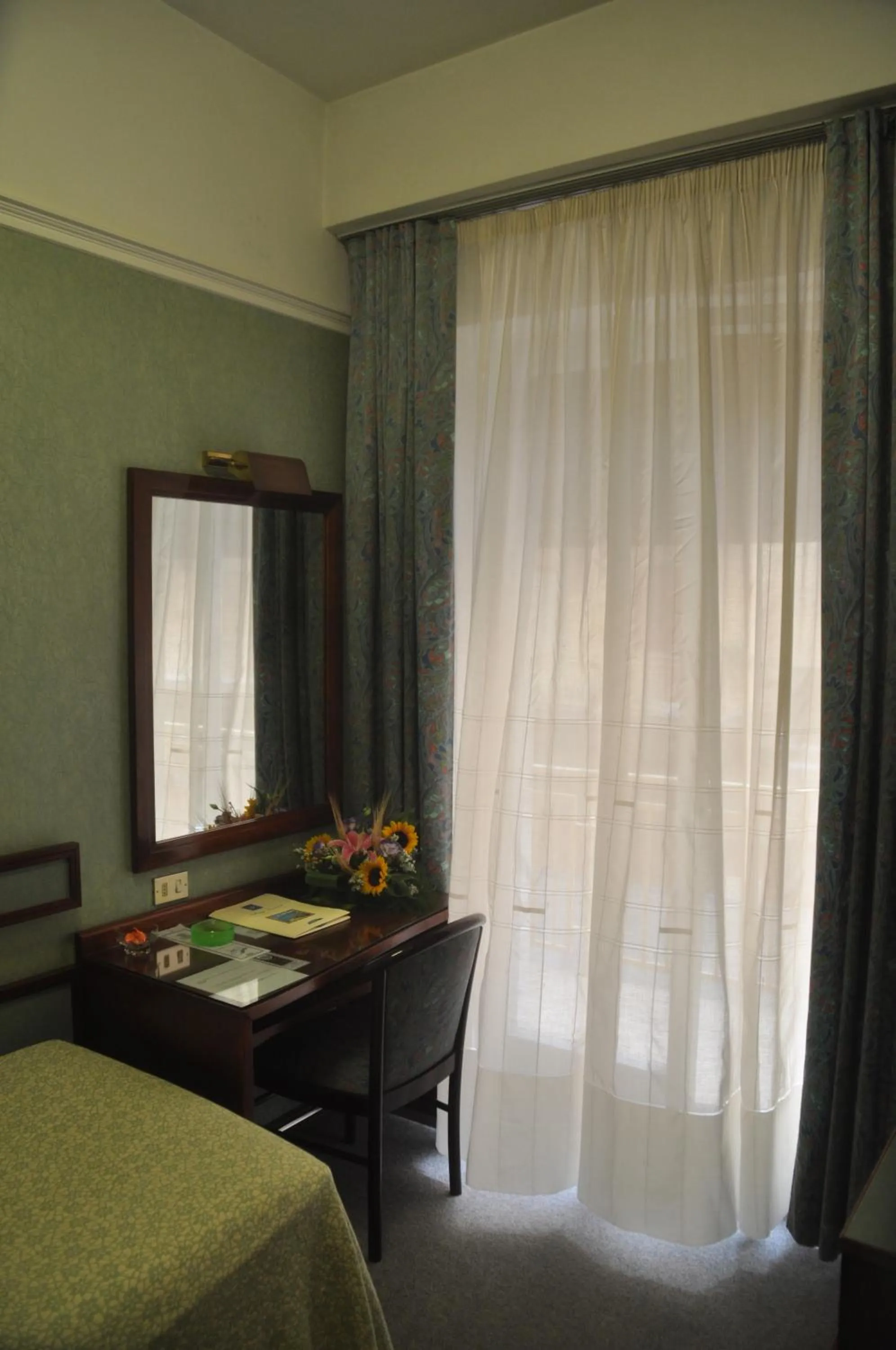 Seating area, Bed in Albergo Fiorenza