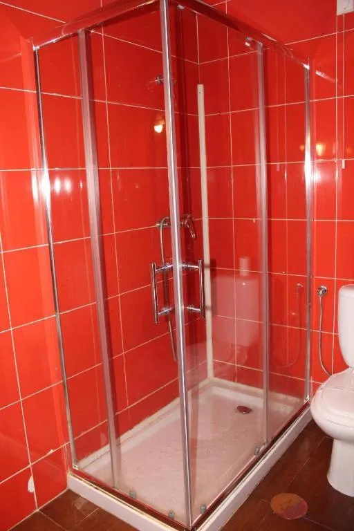 Shower in Monte Carlo Love Porto