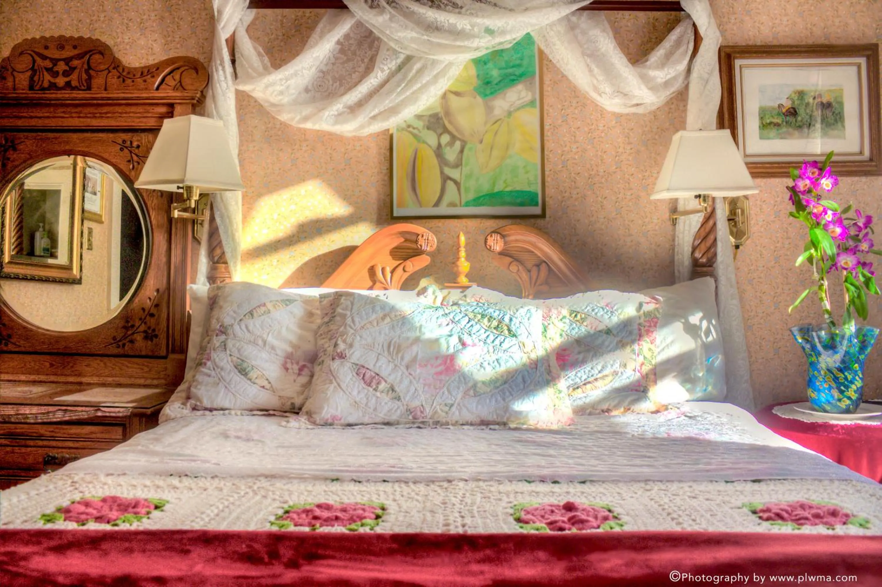 Bed in Cliff Crest Inn