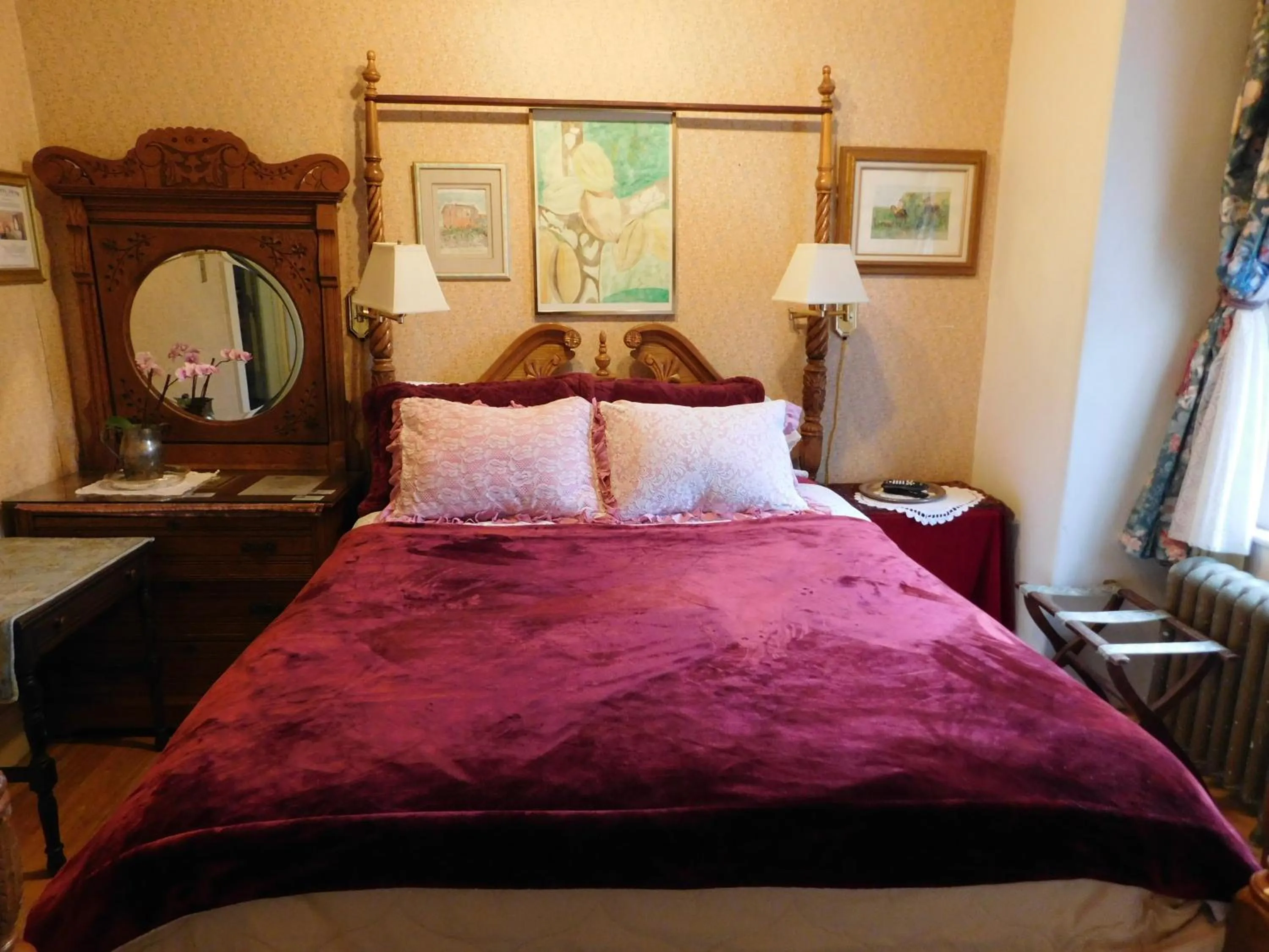 Bed in Cliff Crest Inn