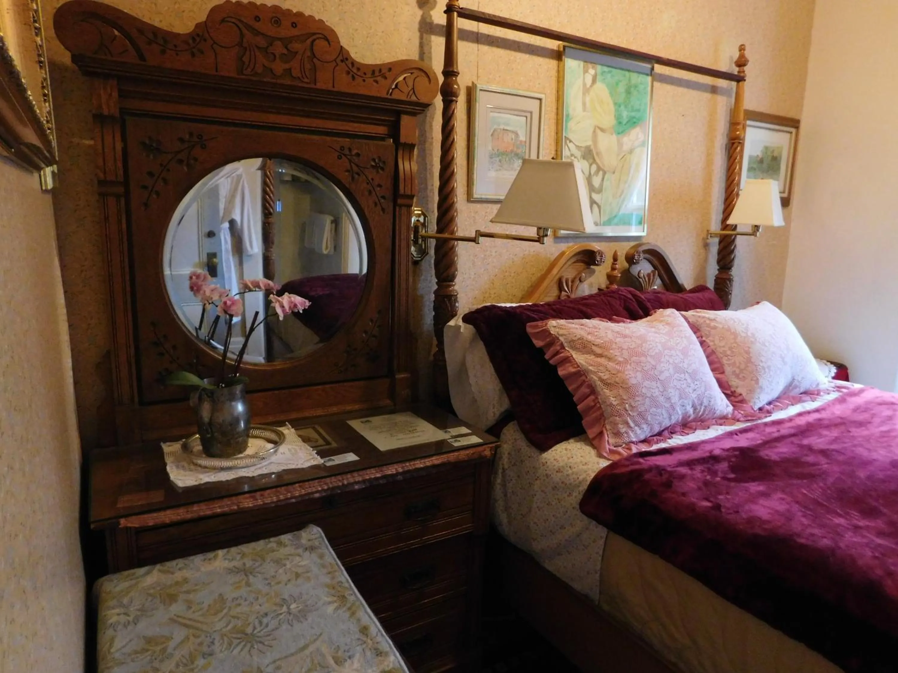 Bed in Cliff Crest Inn