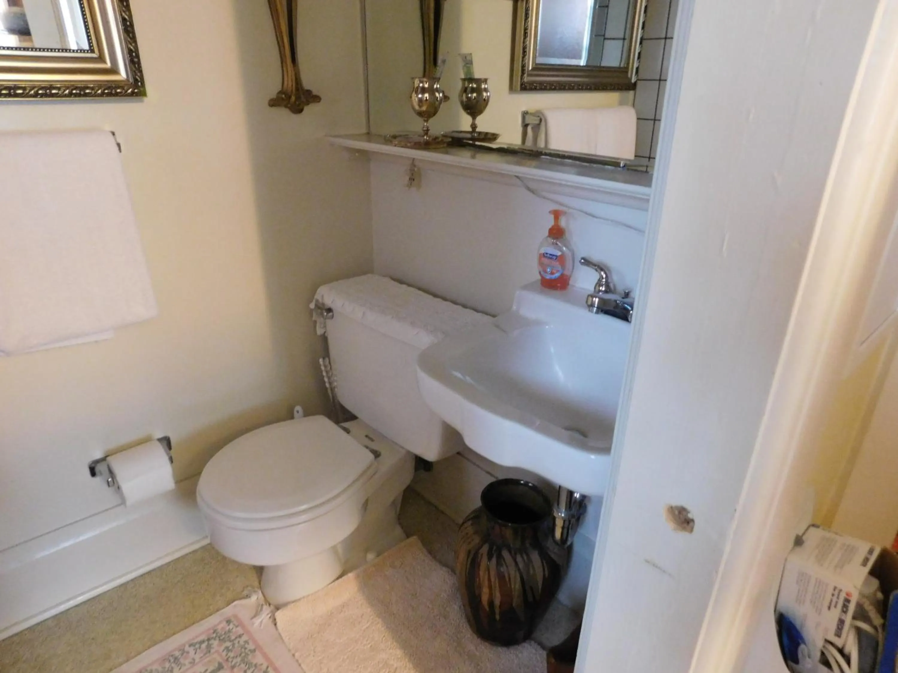 Bathroom in Cliff Crest Inn