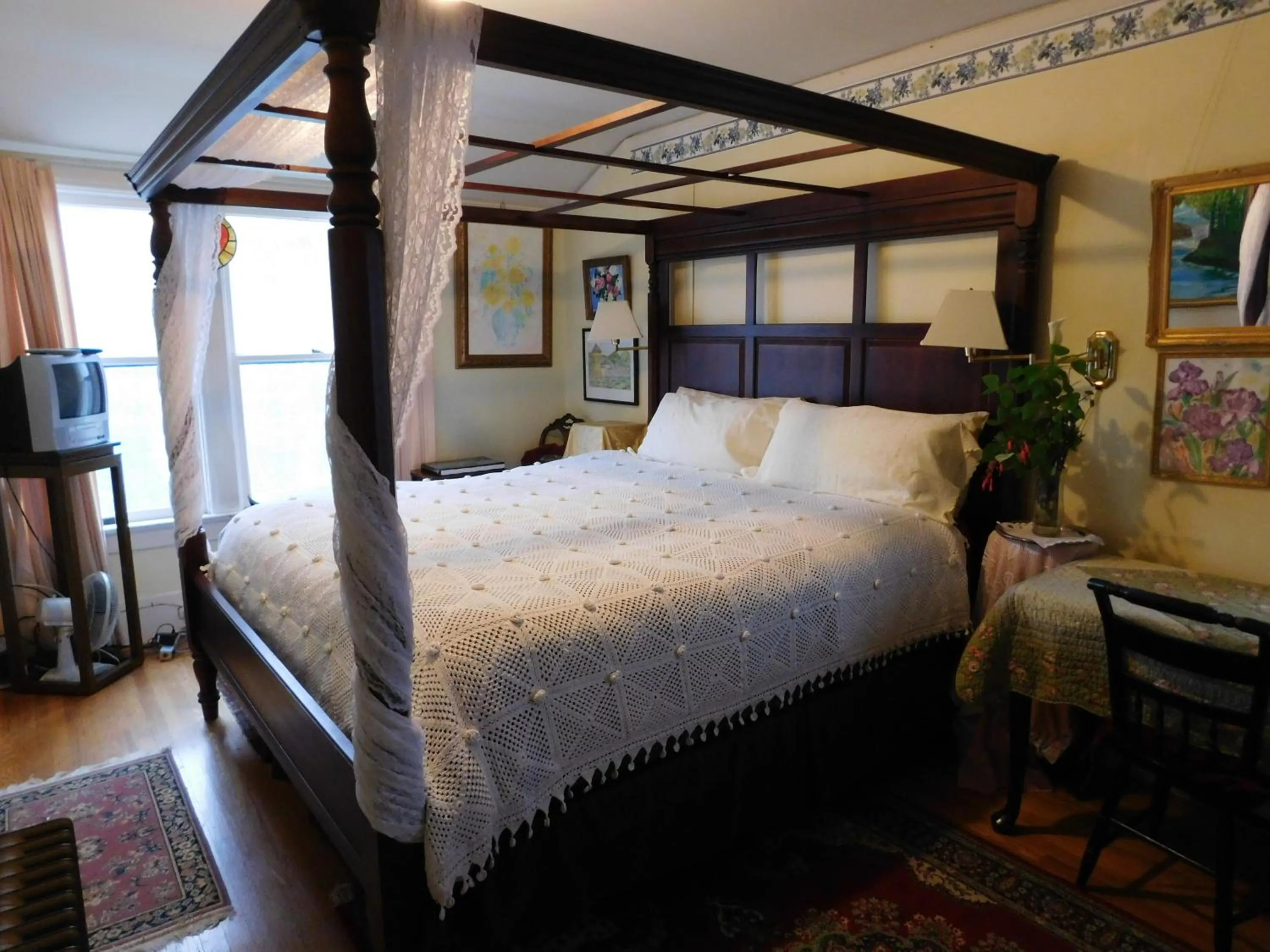 Bed in Cliff Crest Inn
