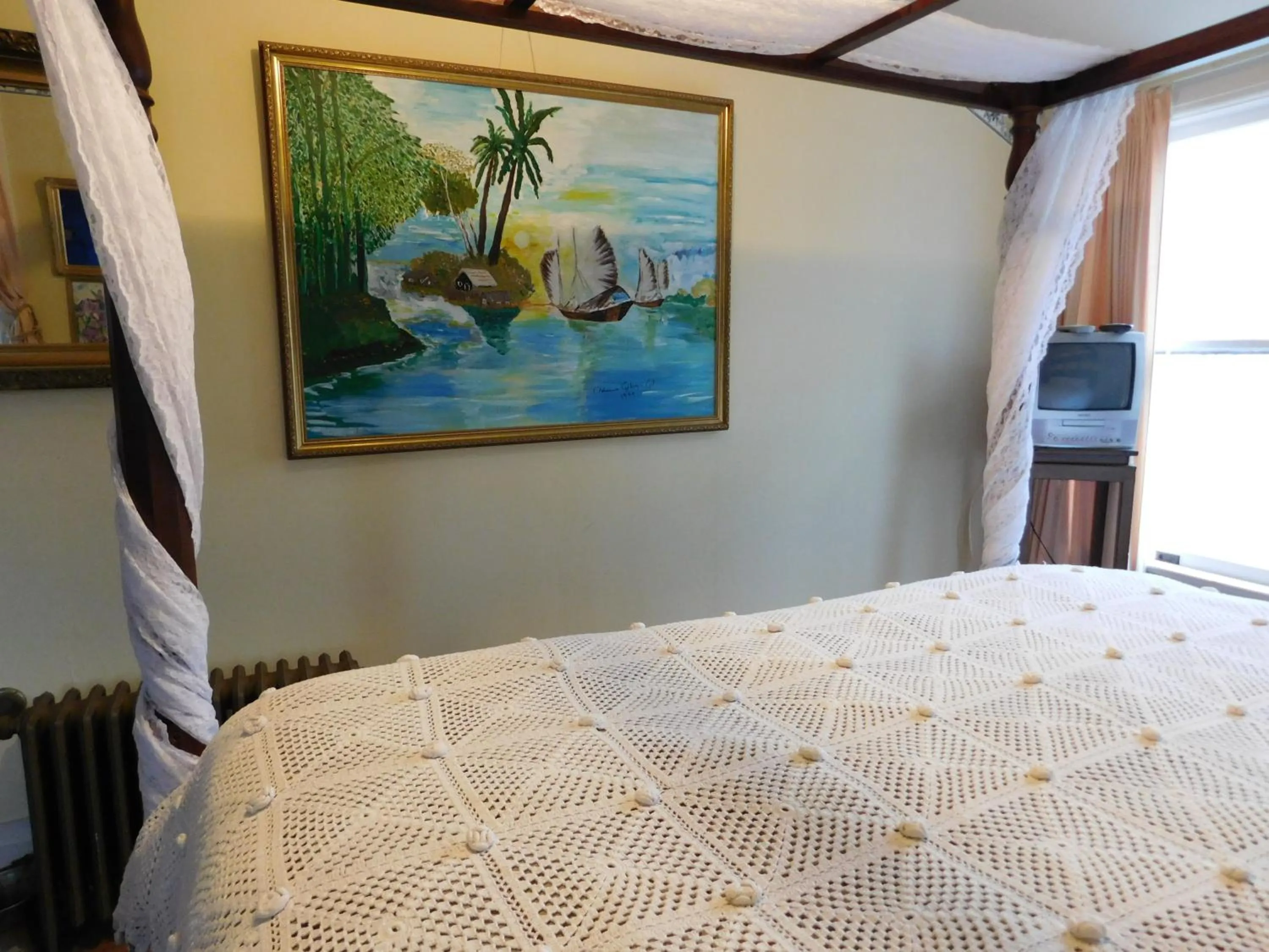 Bed in Cliff Crest Inn