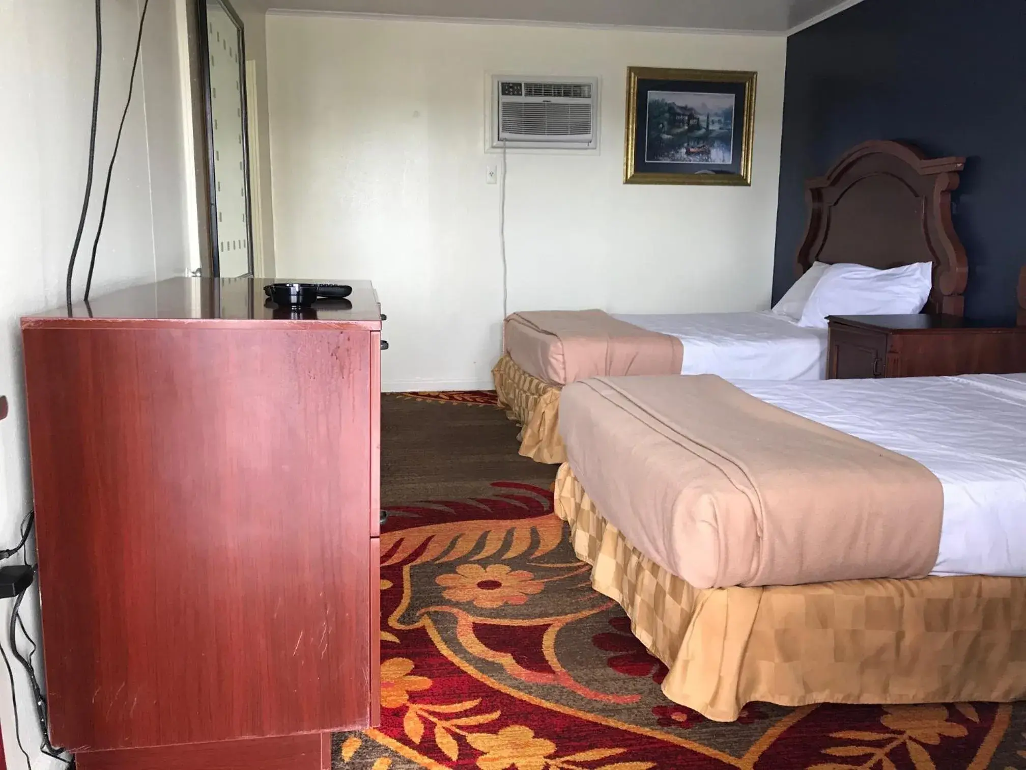 Bed in Sunset Inn Bed in Sunset Inn