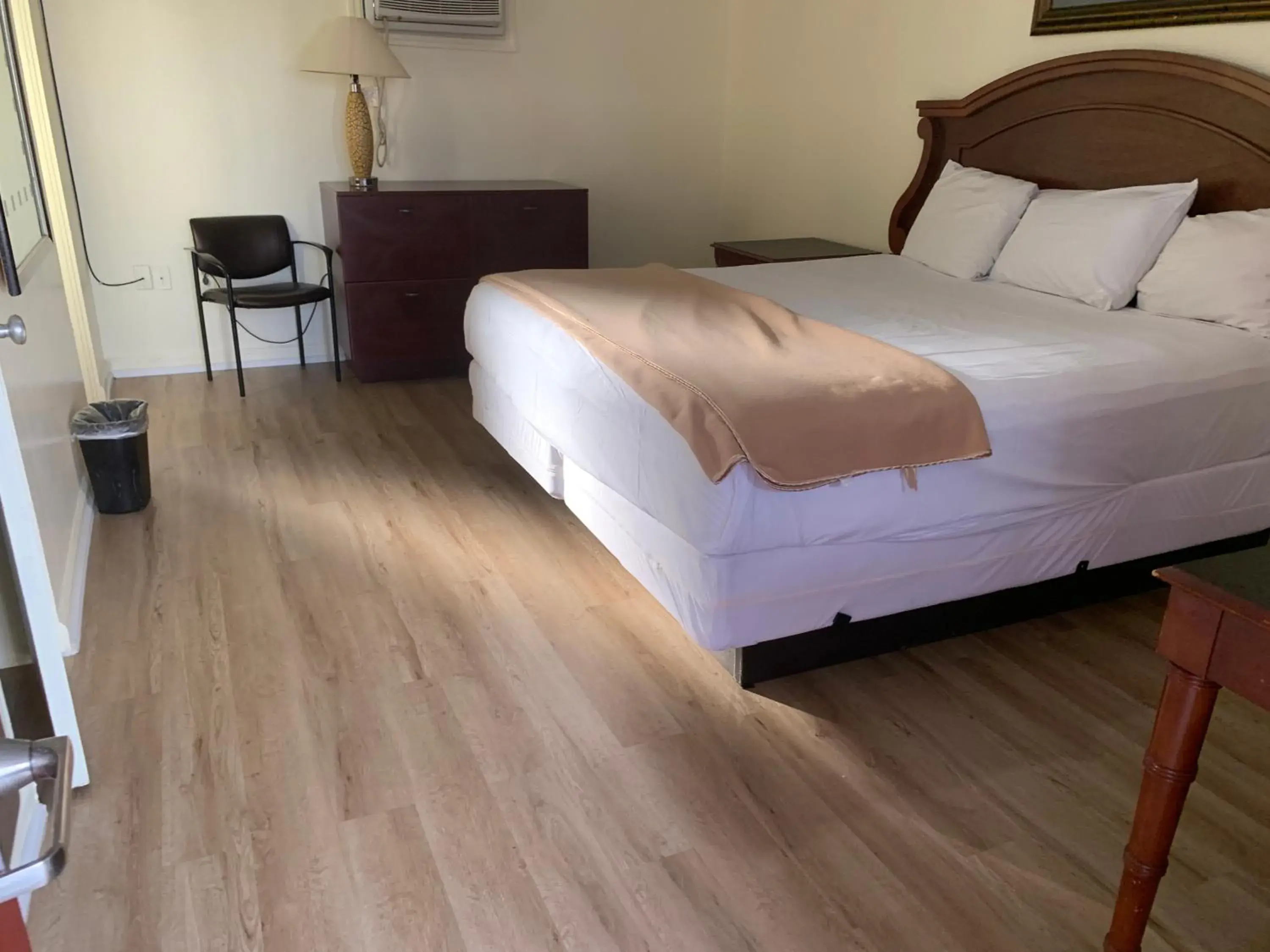 Bed in Sunset Inn Bed in Sunset Inn