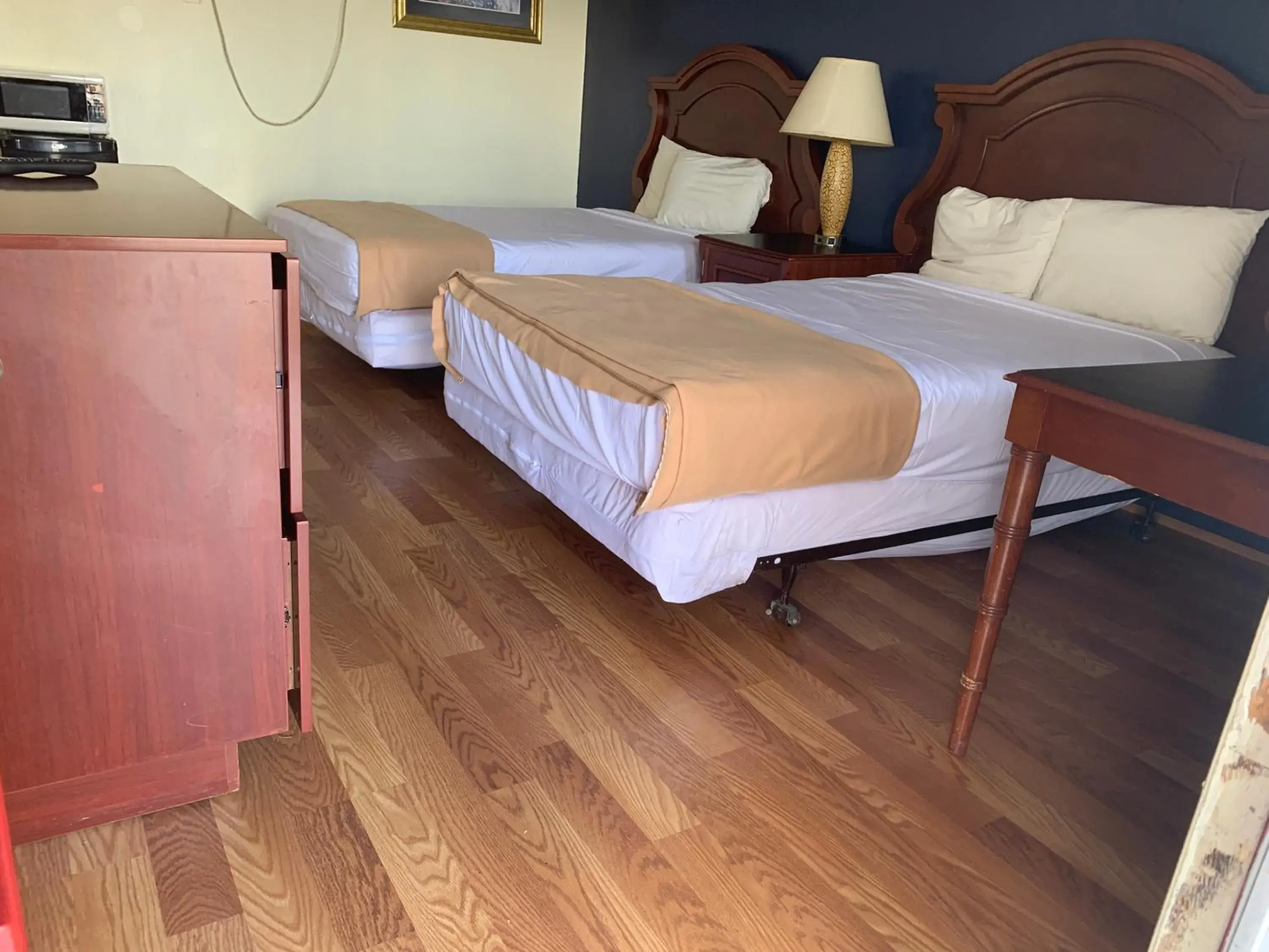 Bed in Sunset Inn Bed in Sunset Inn