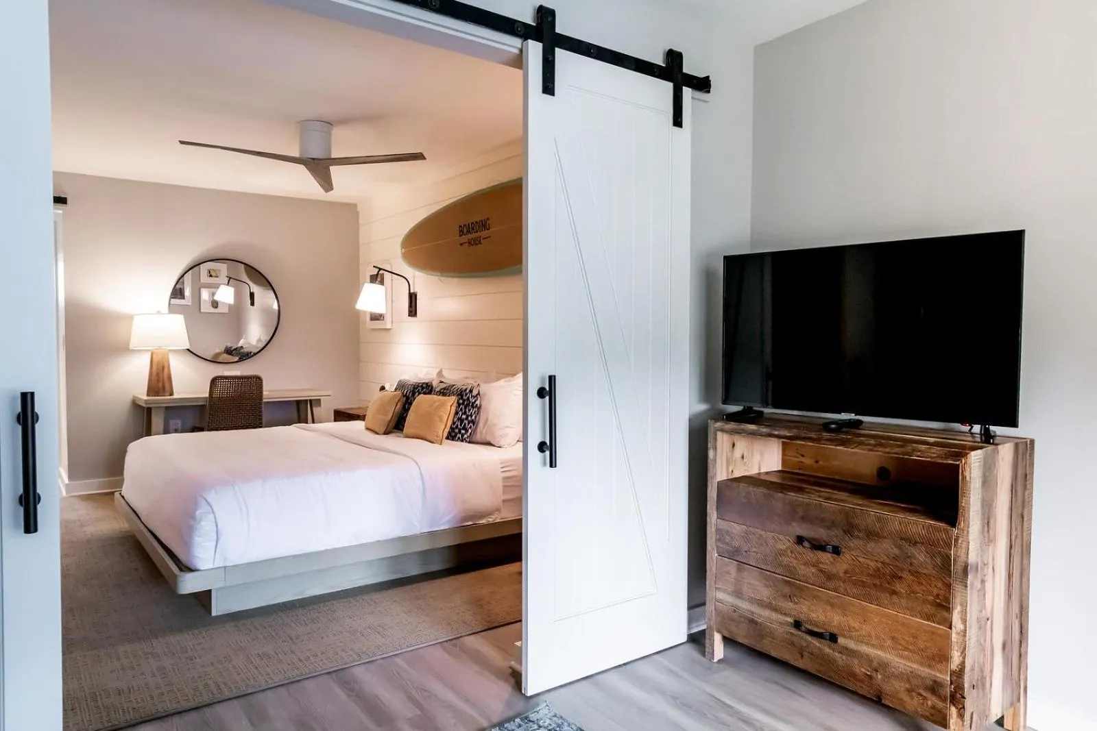 Photo of the whole room, Bed in Boarding House Cape May