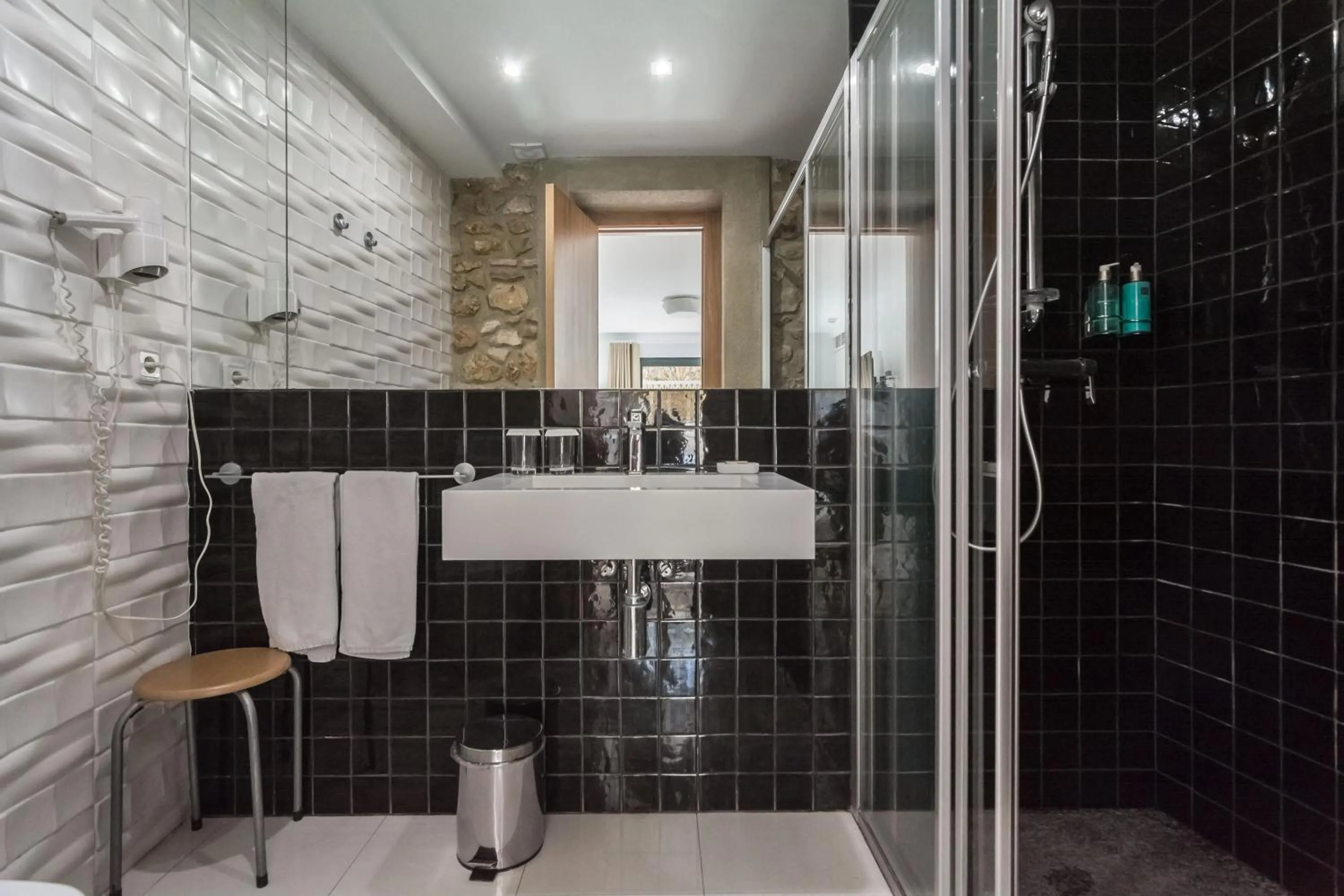 Bathroom in Hotel Nou Romà