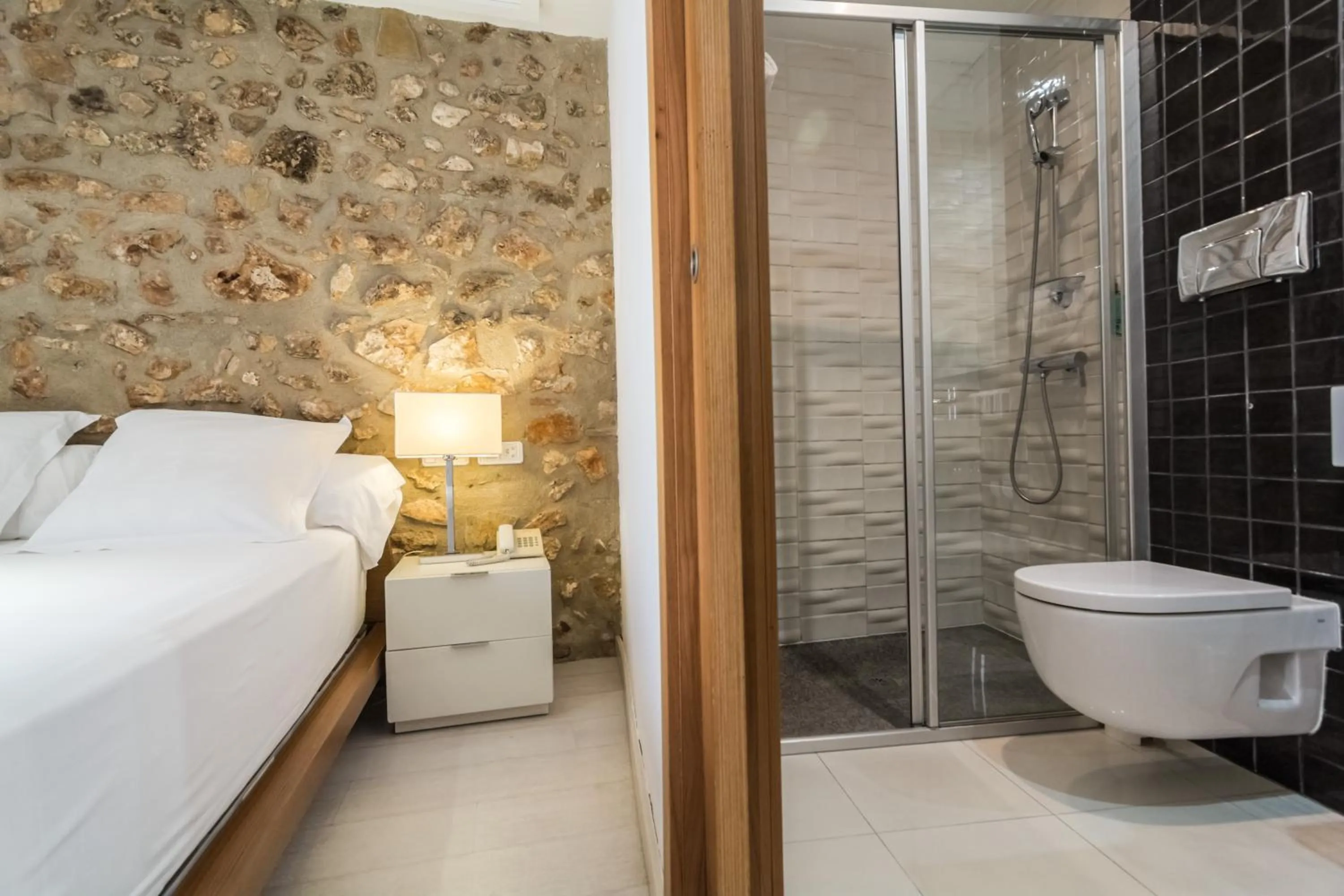 Toilet, Bed in Hotel Nou Romà