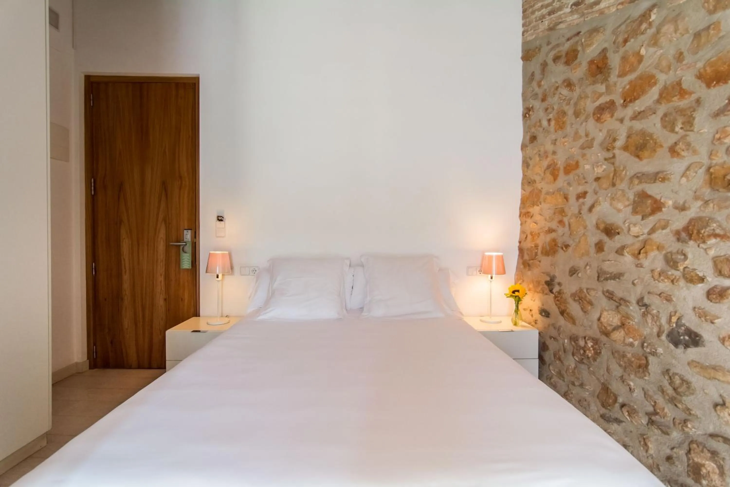 Photo of the whole room, Bed in Hotel Nou Romà