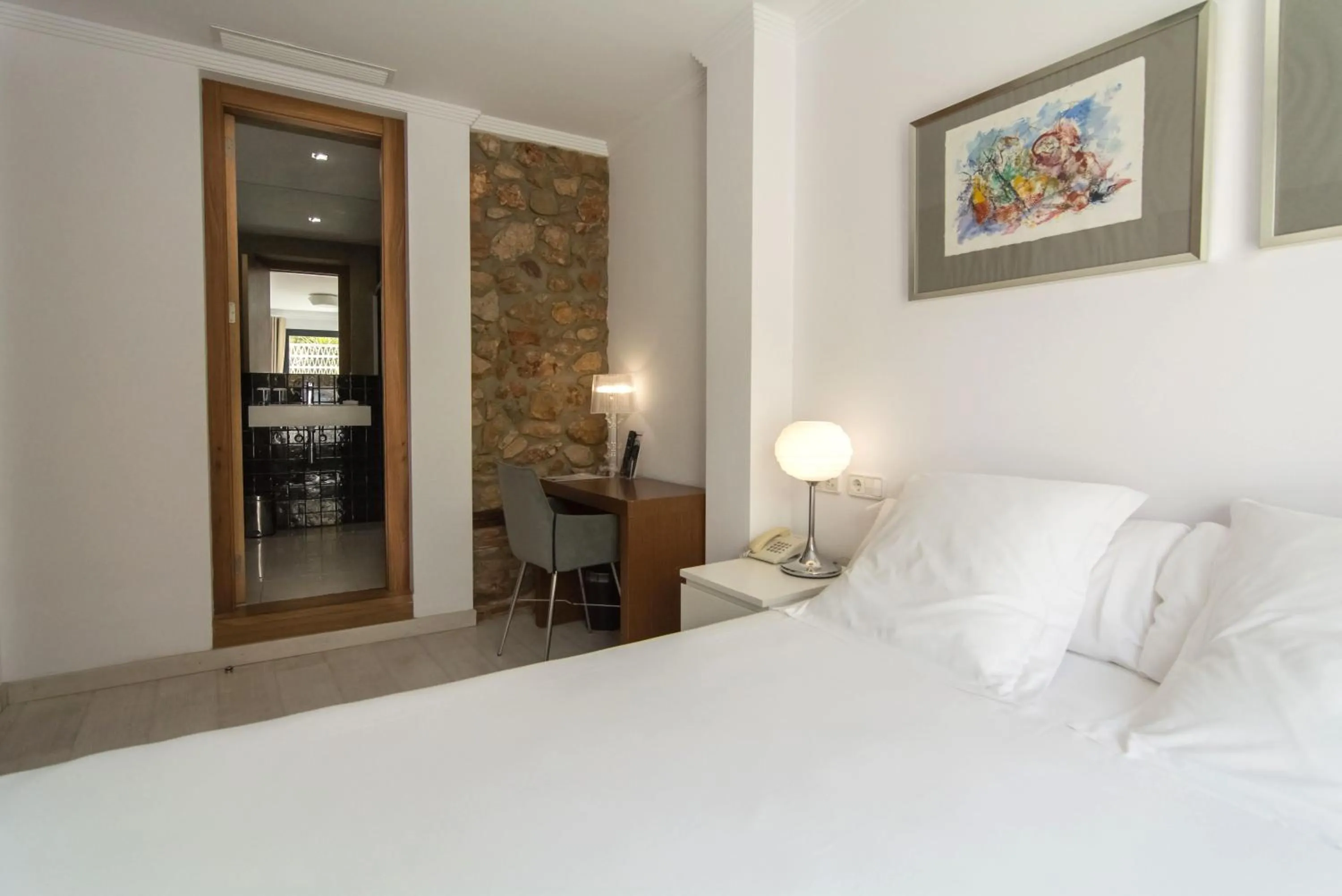 Photo of the whole room, Bed in Hotel Nou Romà