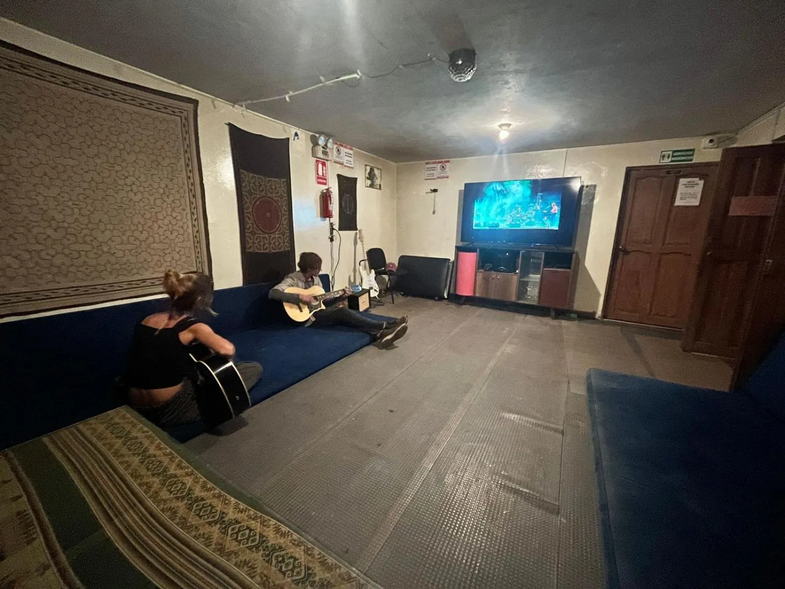 Communal lounge/ TV room in Intihuatana Hostel