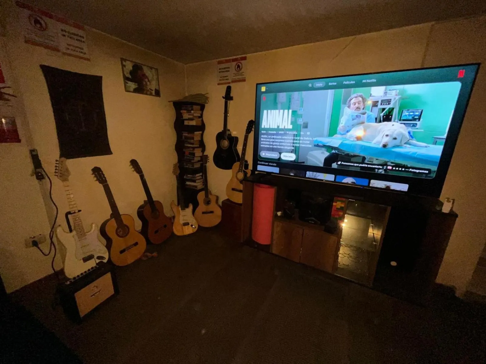 Communal lounge/ TV room in Intihuatana Hostel