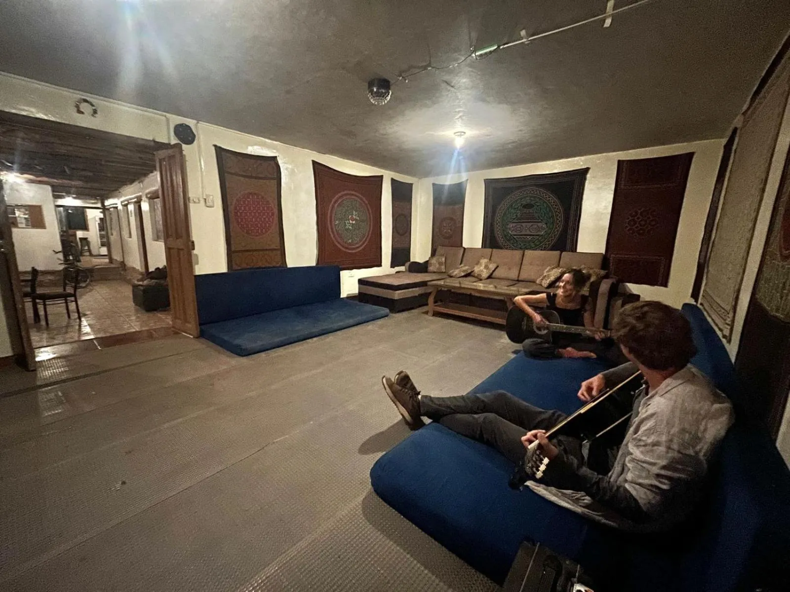 Communal lounge/ TV room in Intihuatana Hostel
