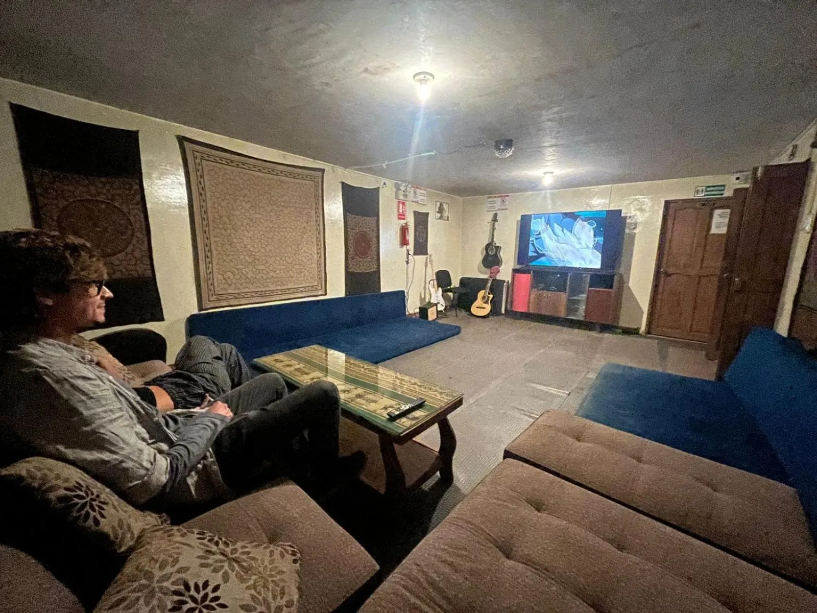 Communal lounge/ TV room in Intihuatana Hostel