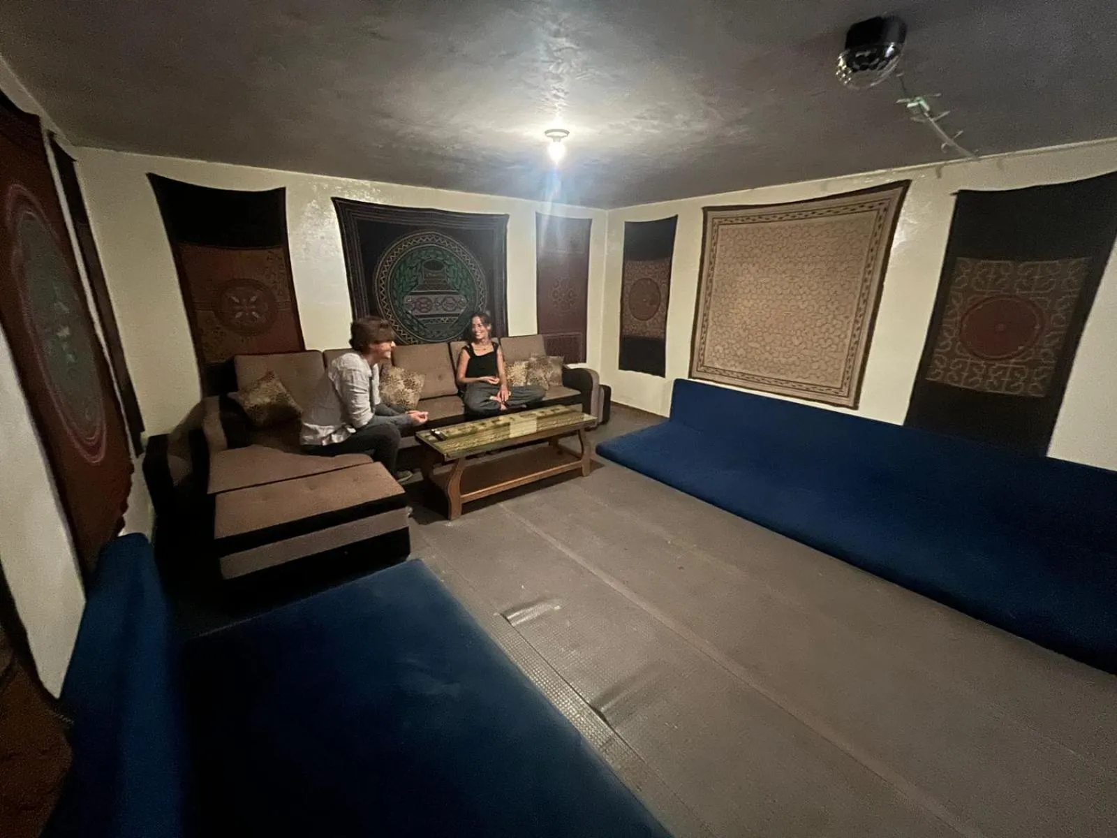 Communal lounge/ TV room in Intihuatana Hostel