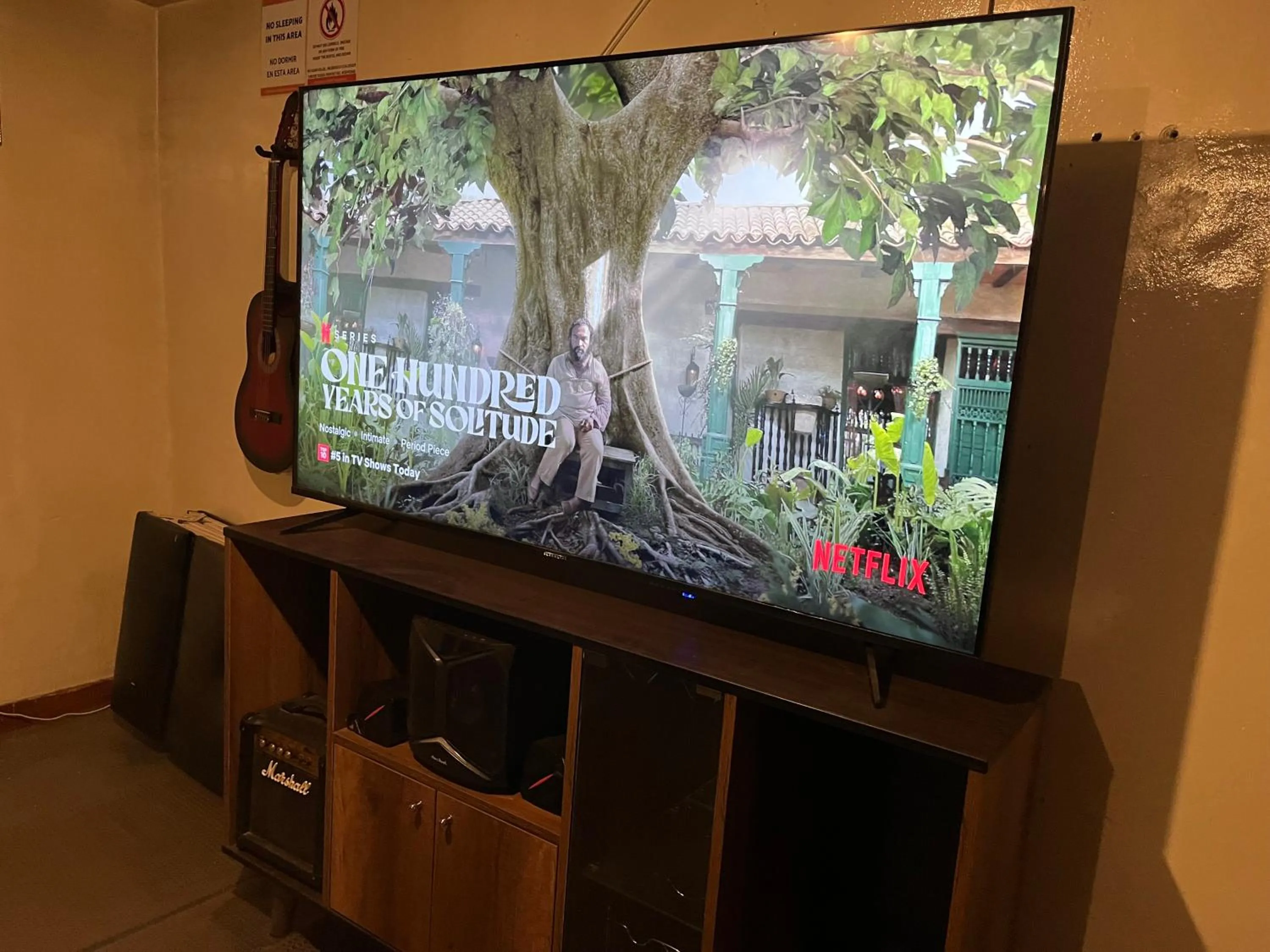 Communal lounge/ TV room in Intihuatana Hostel