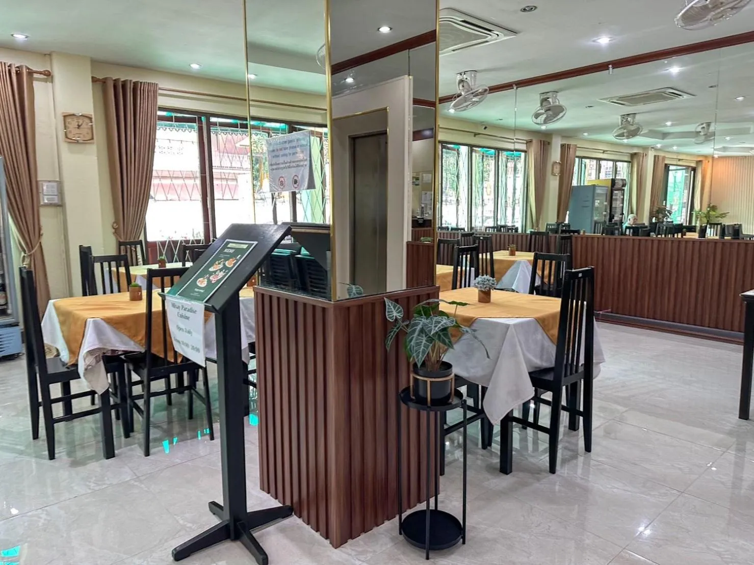 Restaurant/places to eat in Mixay Paradise Hotel