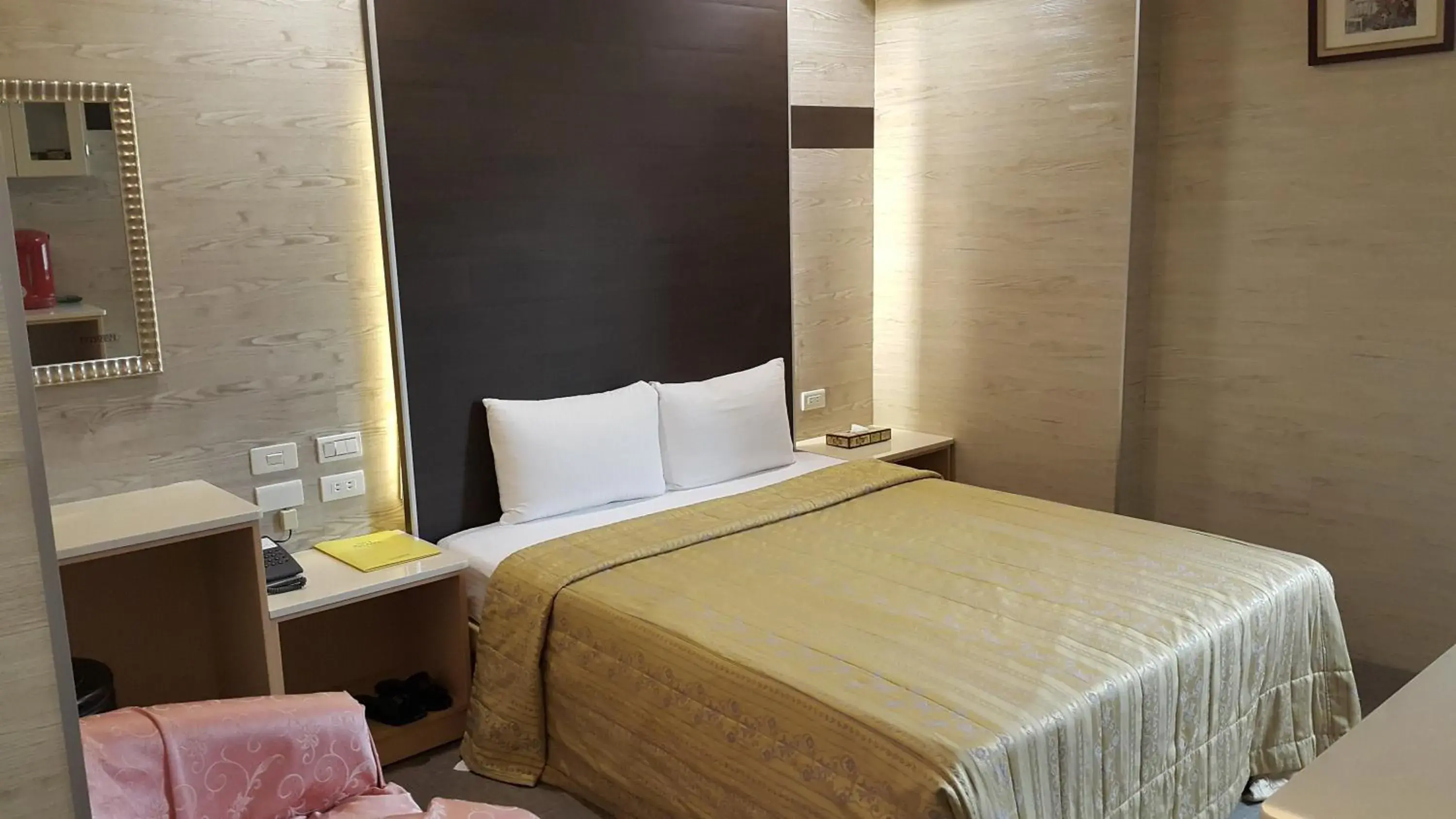 Standard Double Room in Empire Hotel Standard Double Room in Empire Hotel