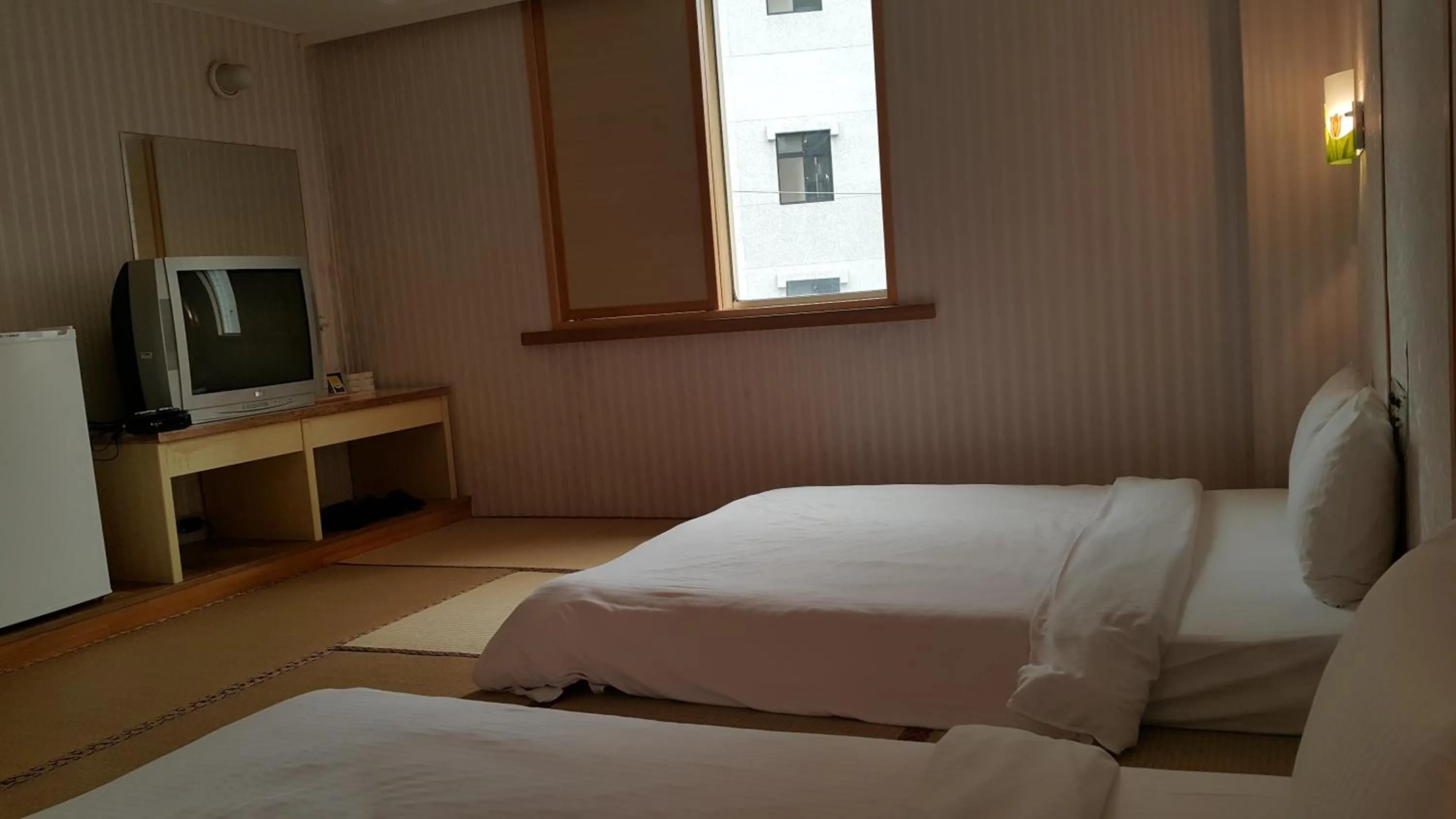 Day, Bed in Empire Hotel