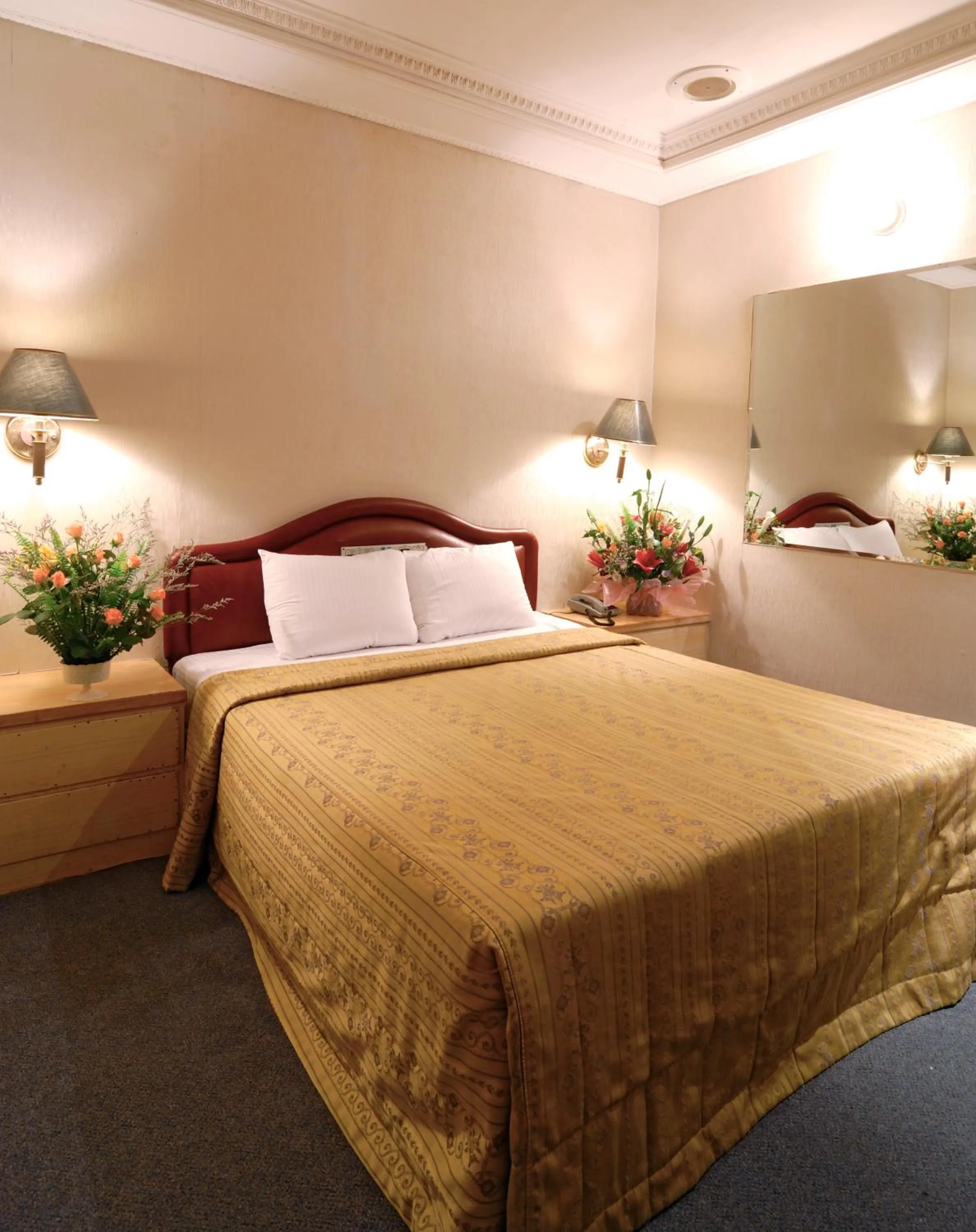 Photo of the whole room, Bed in Empire Hotel