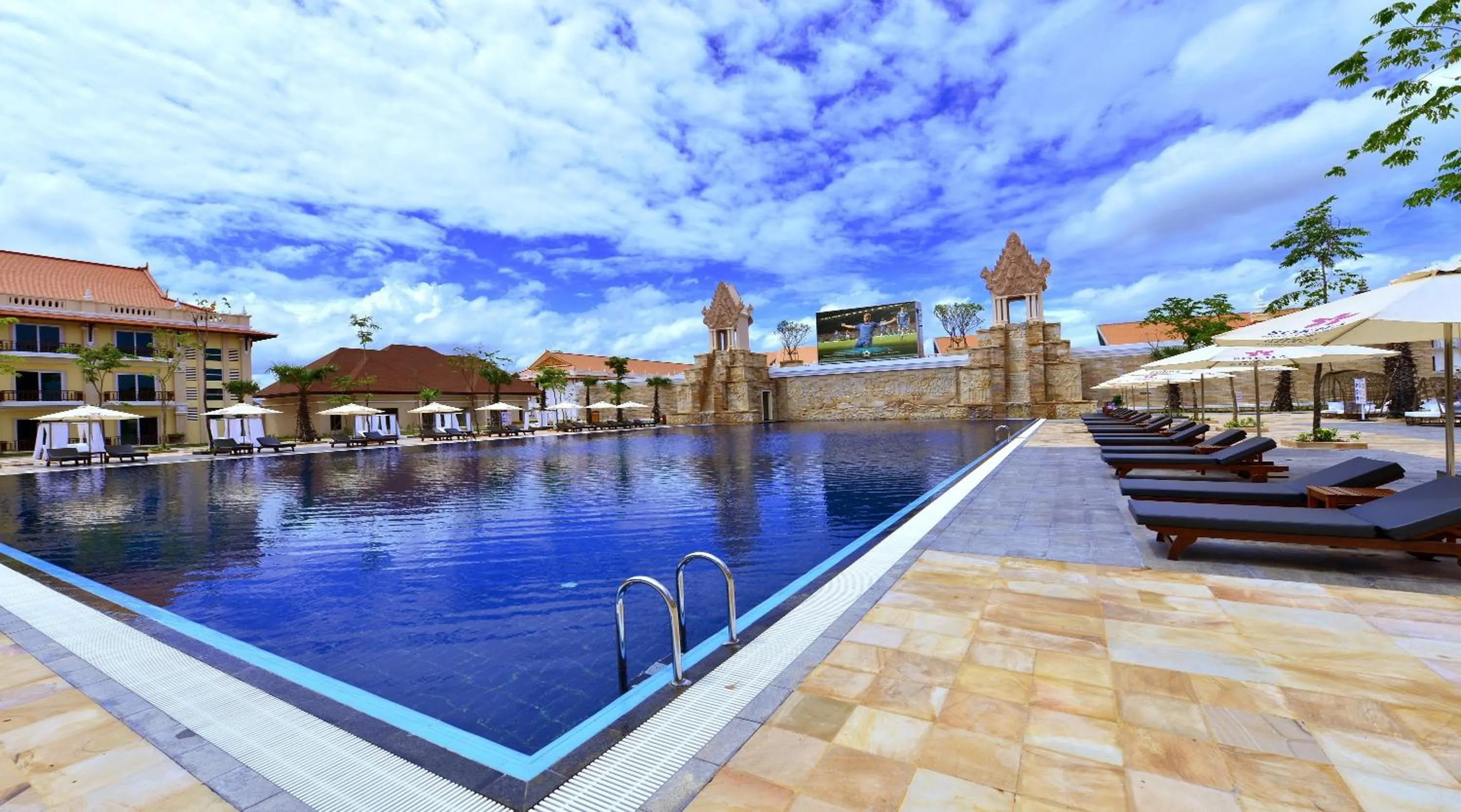 Swimming pool in Sokha Siem Reap Resort & Convention Center