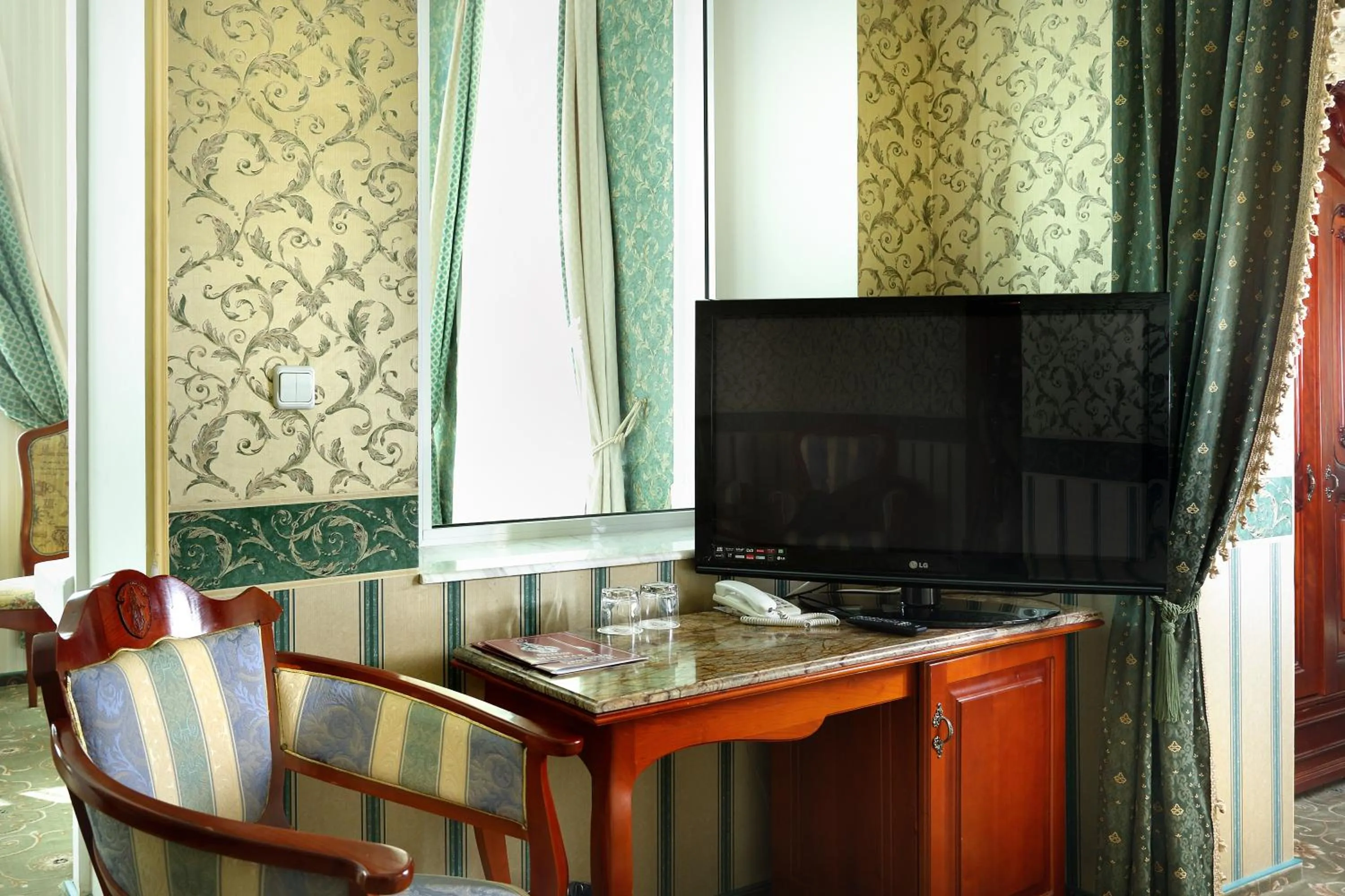 TV and multimedia in Hotel Anna Palace