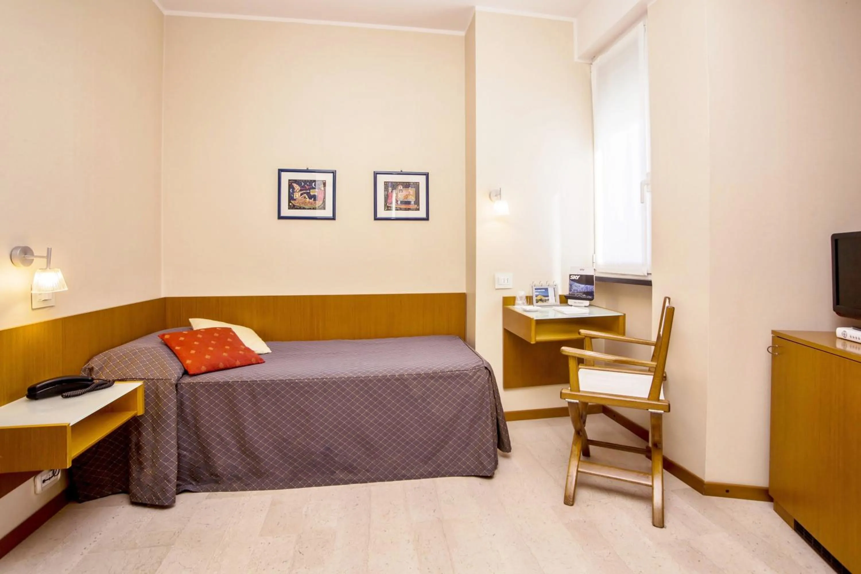 Photo of the whole room in Hotel Tirreno