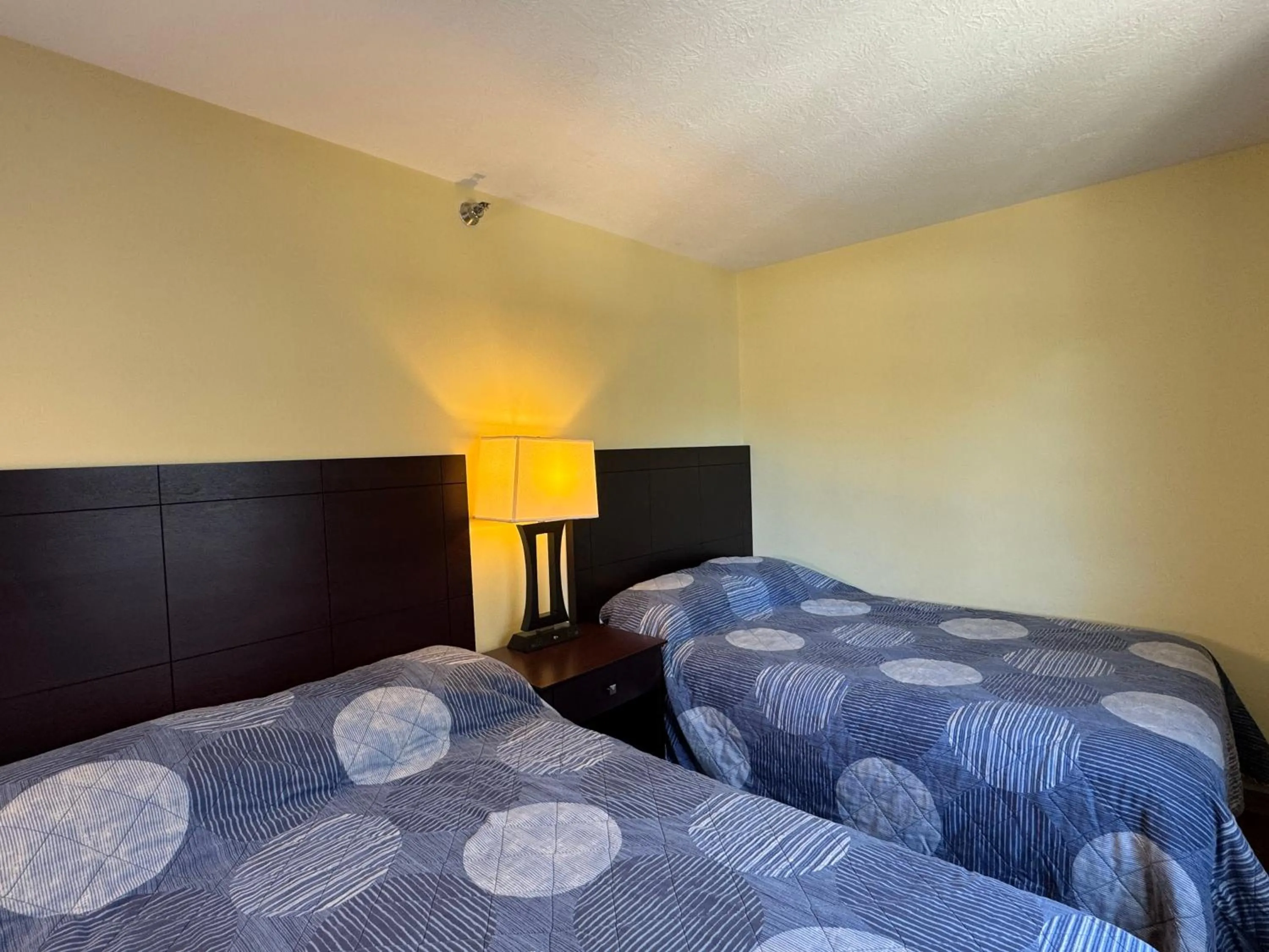 Bed in Put-in-Bay Poolview Condo #5