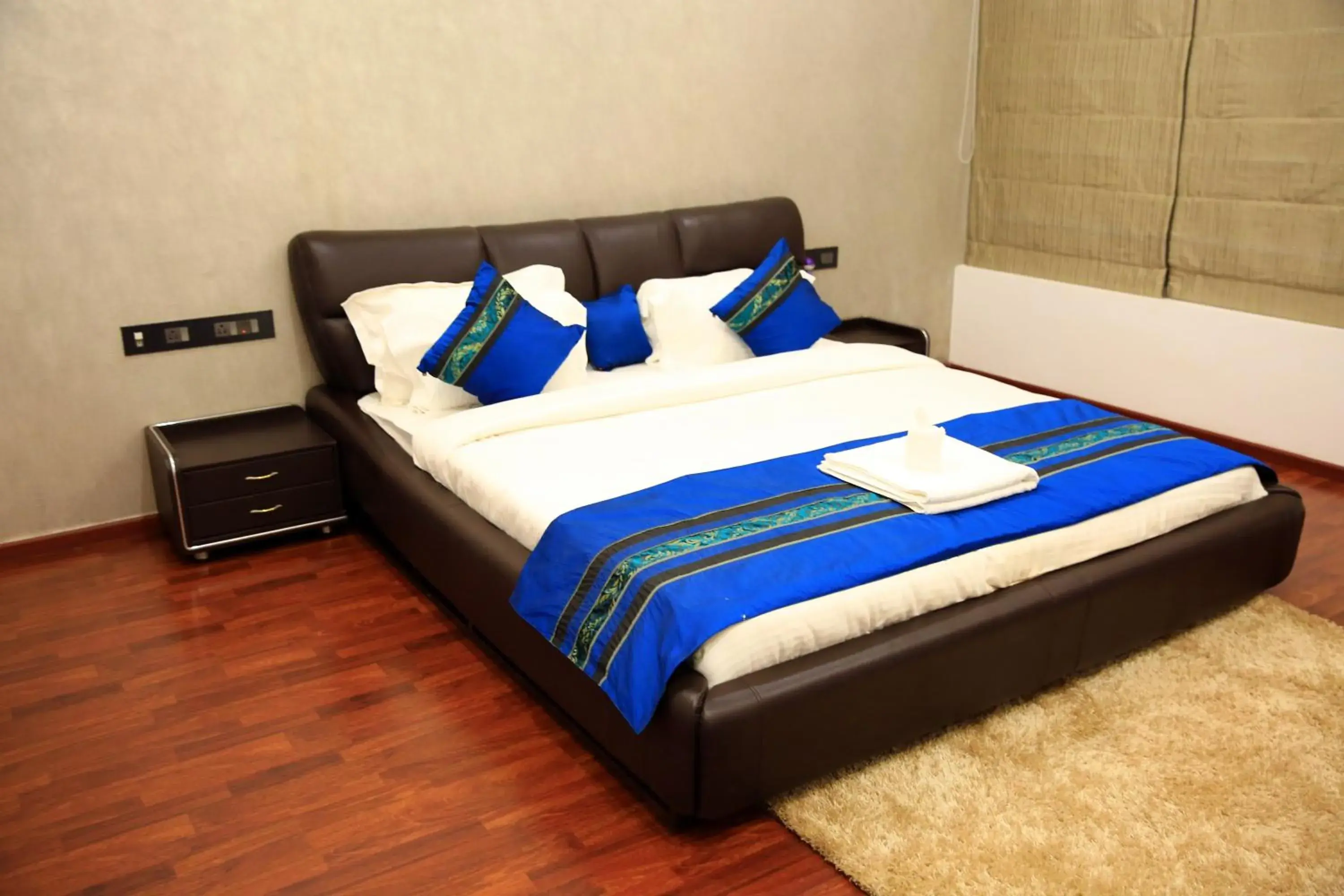 Property building, Bed in Luxe Loft Property building, Bed in Luxe Loft