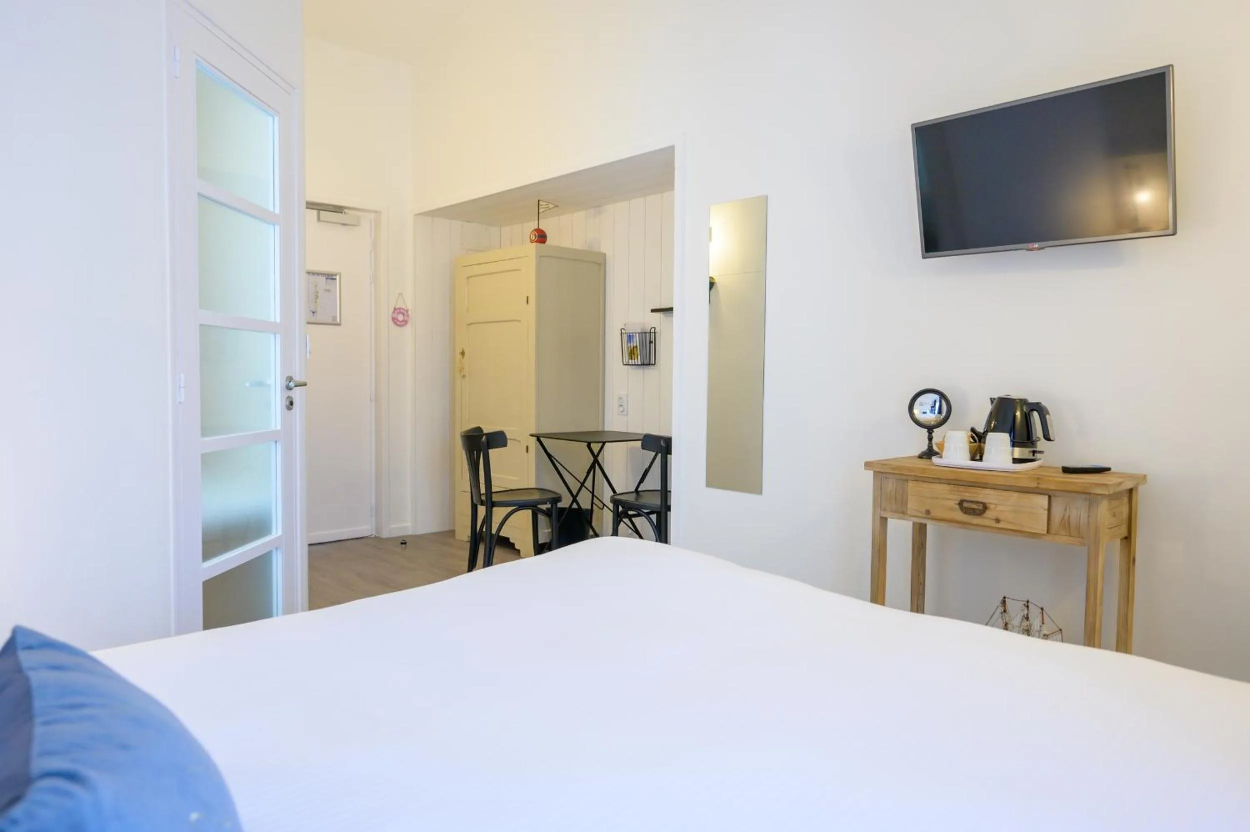 Photo of the whole room, Bed in Hôtel La Jetée