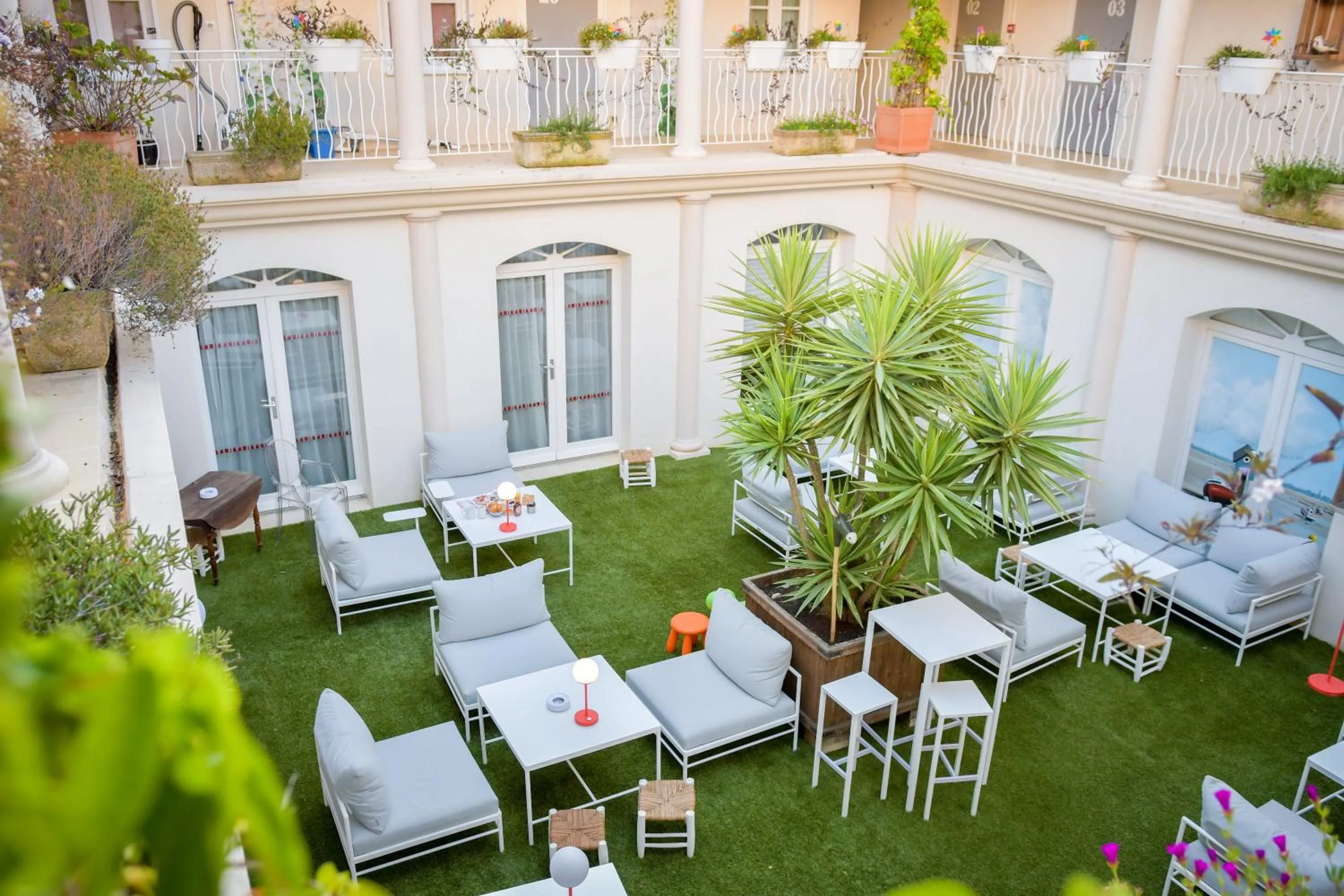 Patio in Hôtel La Jetée