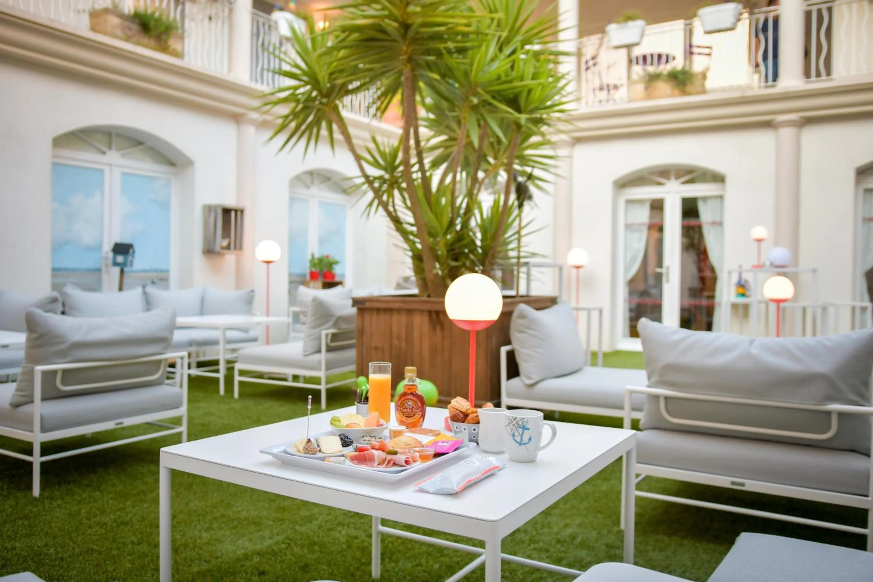 Patio in Hôtel La Jetée