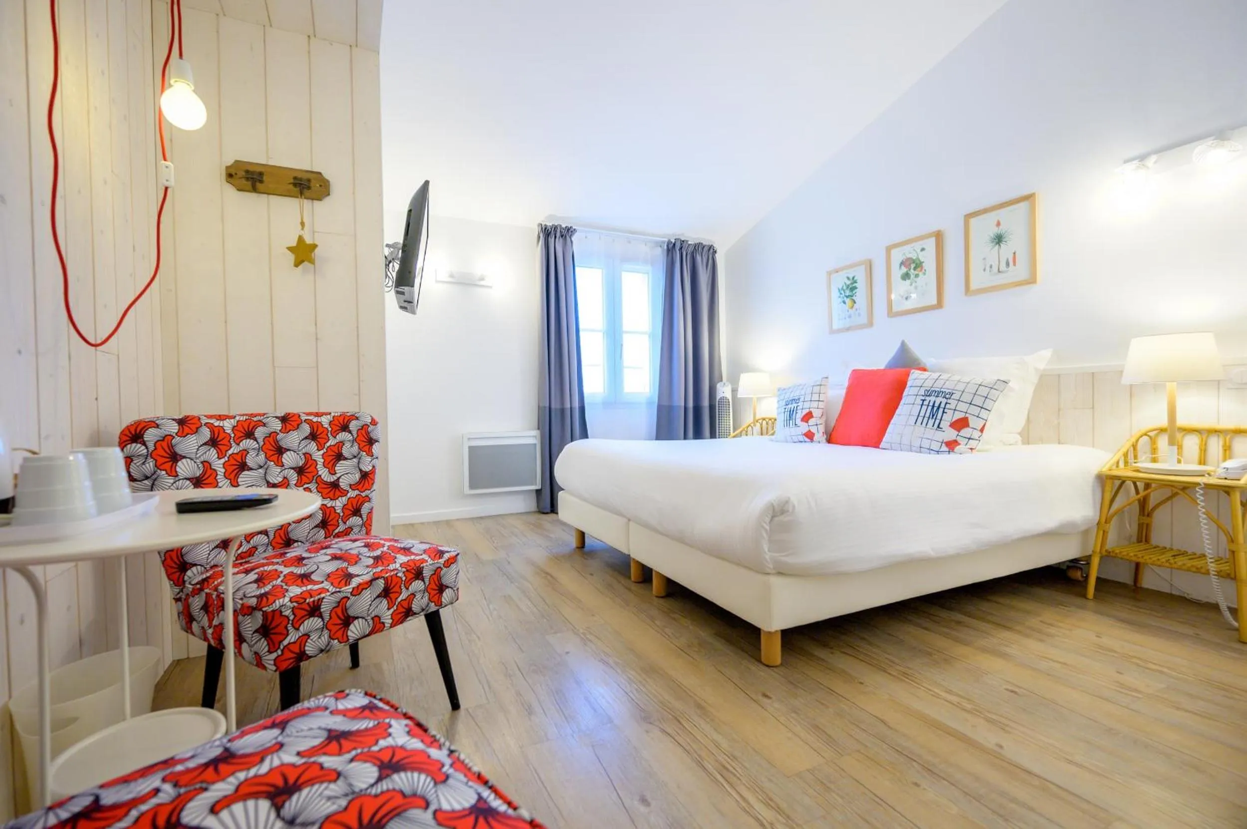 Photo of the whole room, Bed in Hôtel La Jetée