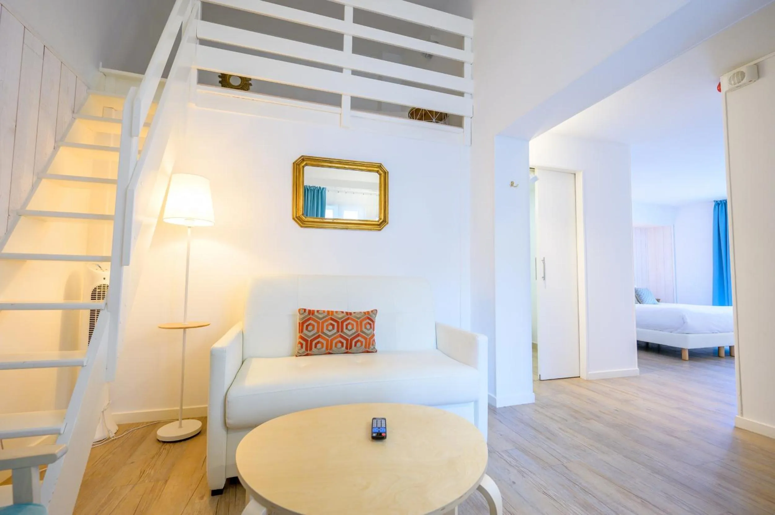 Photo of the whole room in Hôtel La Jetée