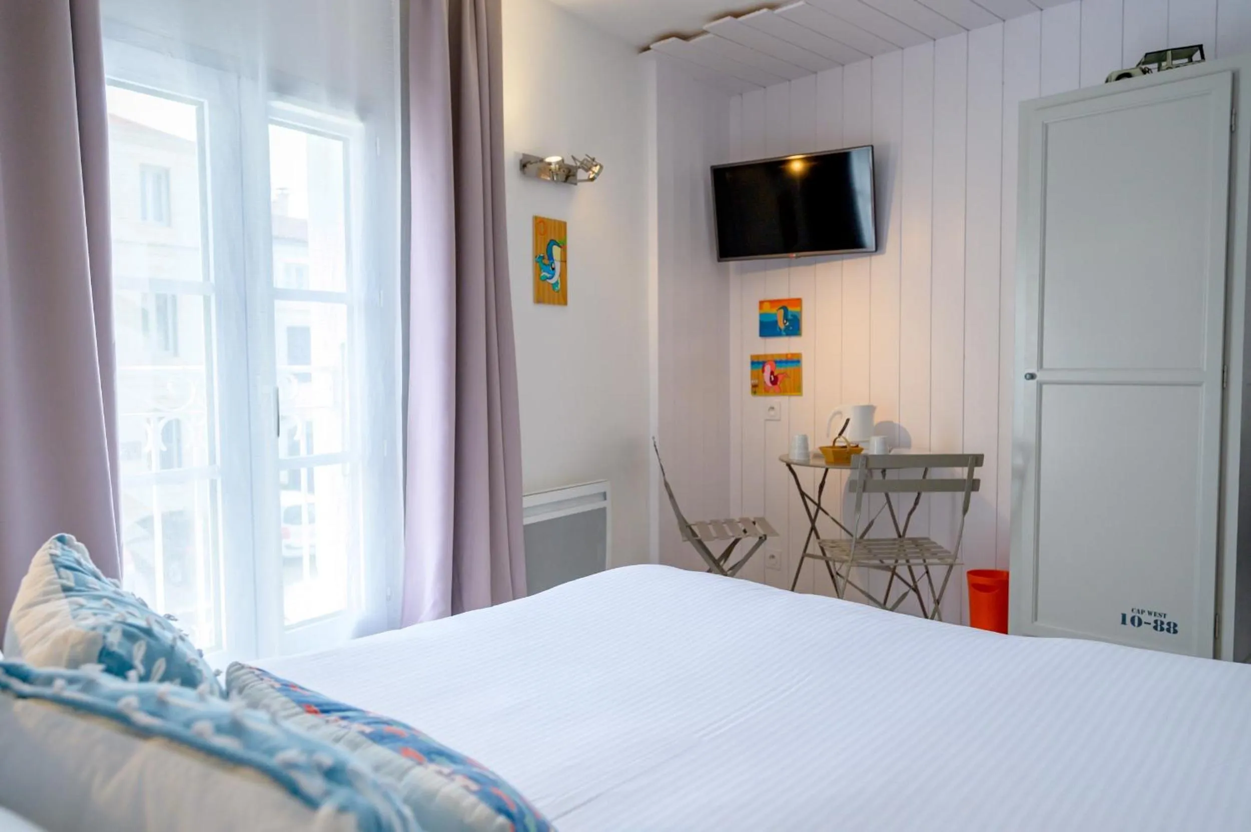 Photo of the whole room, Bed in Hôtel La Jetée