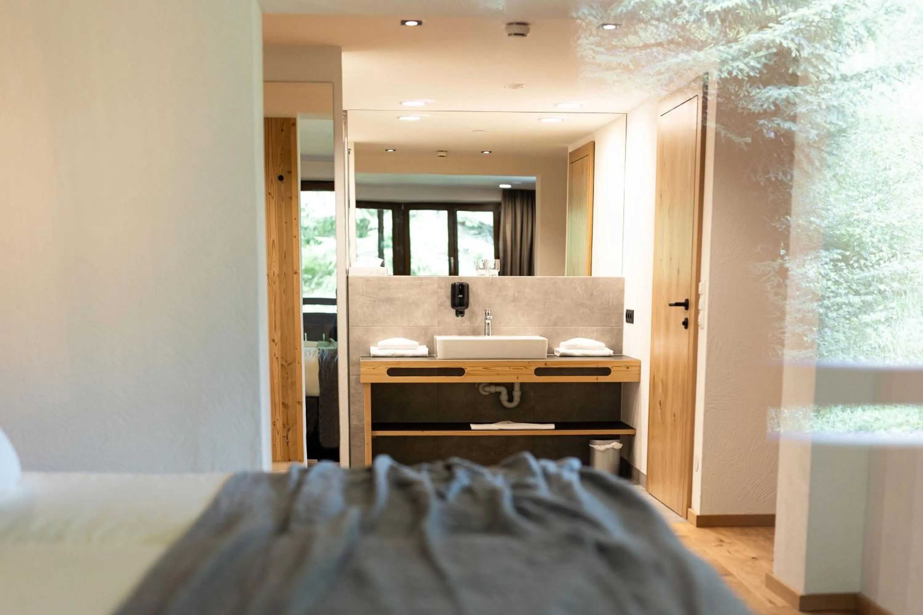 Bathroom, Bed in Hotel Edelweiss