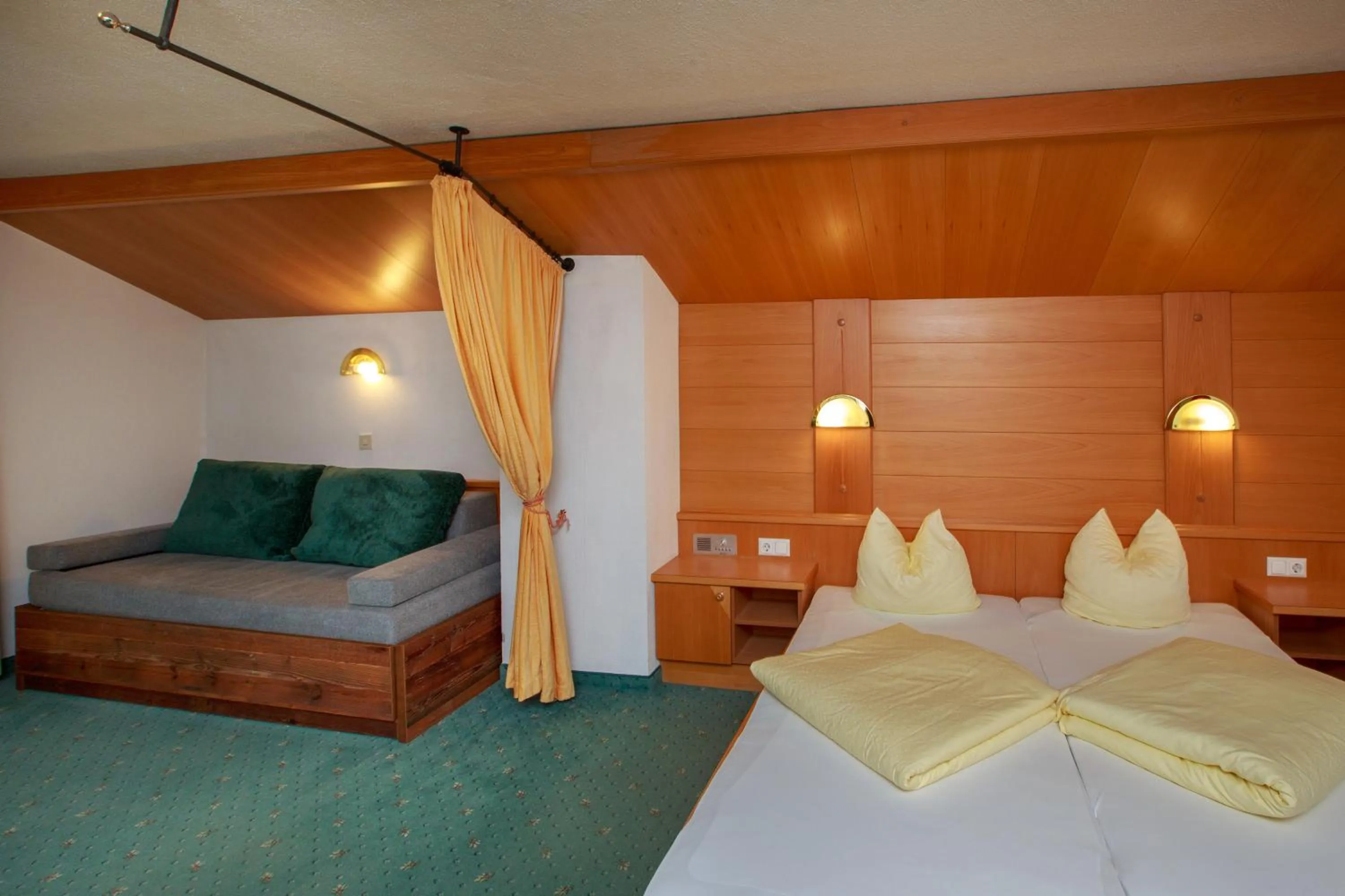 Living room, Bed in Hotel Edelweiss