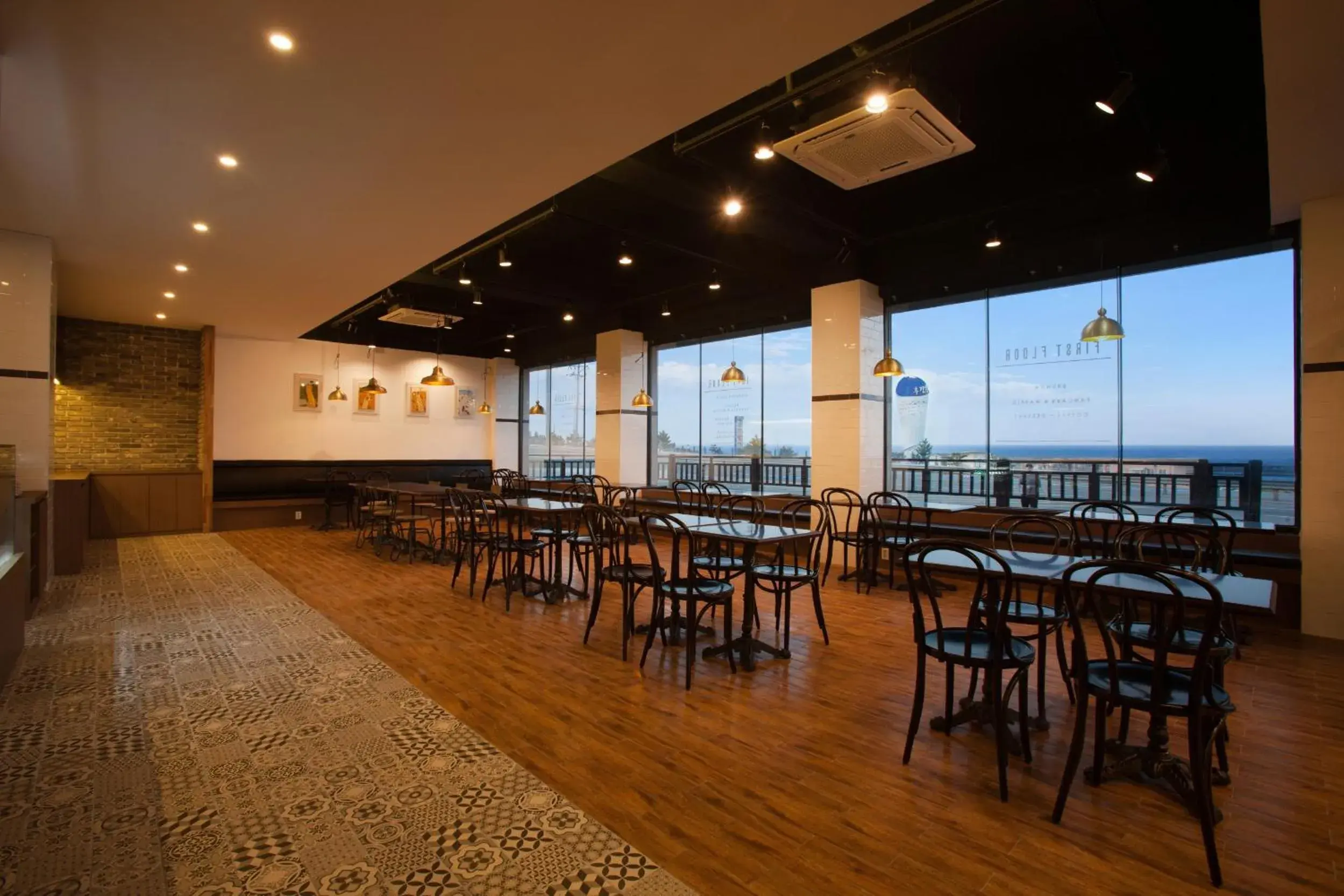 Restaurant/places to eat in Two Y Hotel Restaurant/places to eat in Two Y Hotel