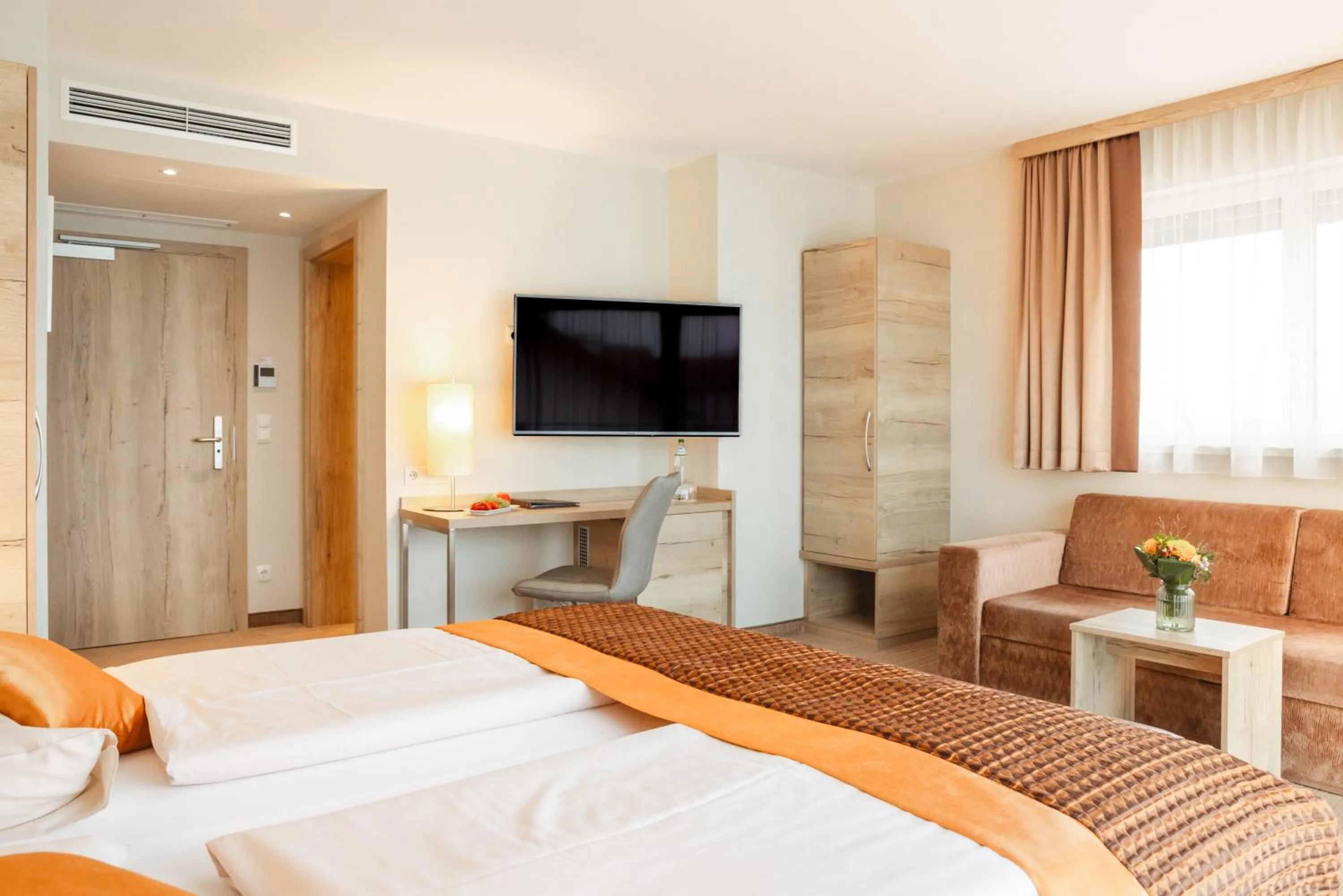 Bathroom, Bed in Hotel Krone